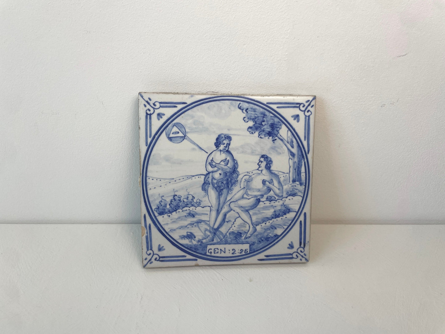 Delfts blauwe tegel met Bijbelse scène in ronde omlijsting