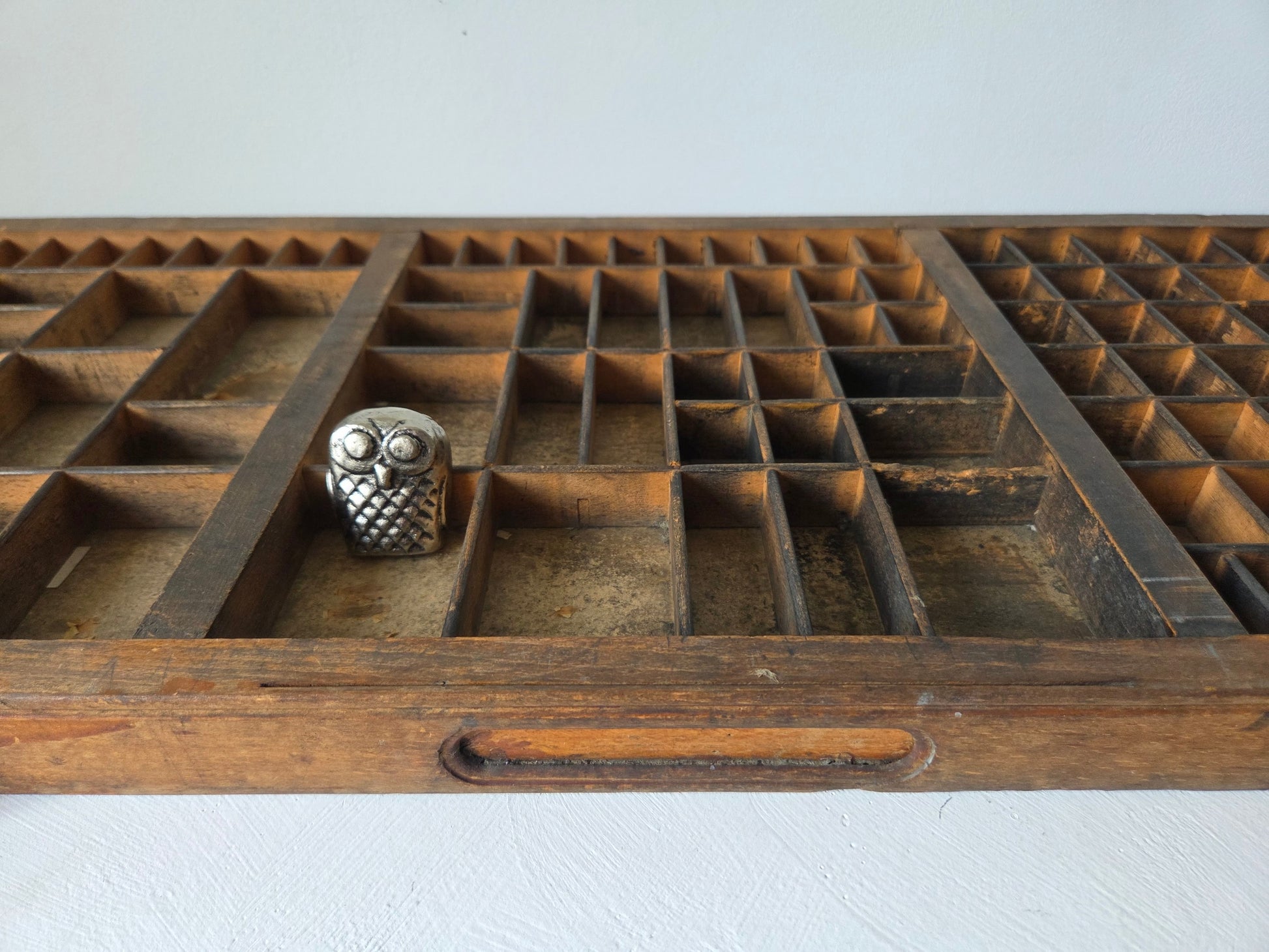 Vintage houten letterbak met 106 vakjes drukkerij