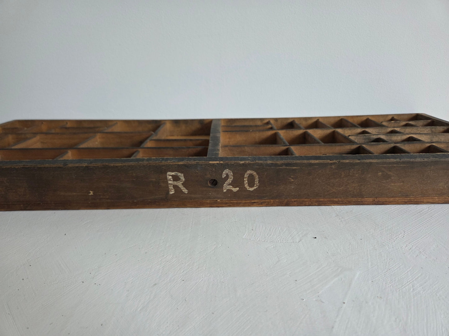 antieke houten letterbak met handgrepen bovenzijde