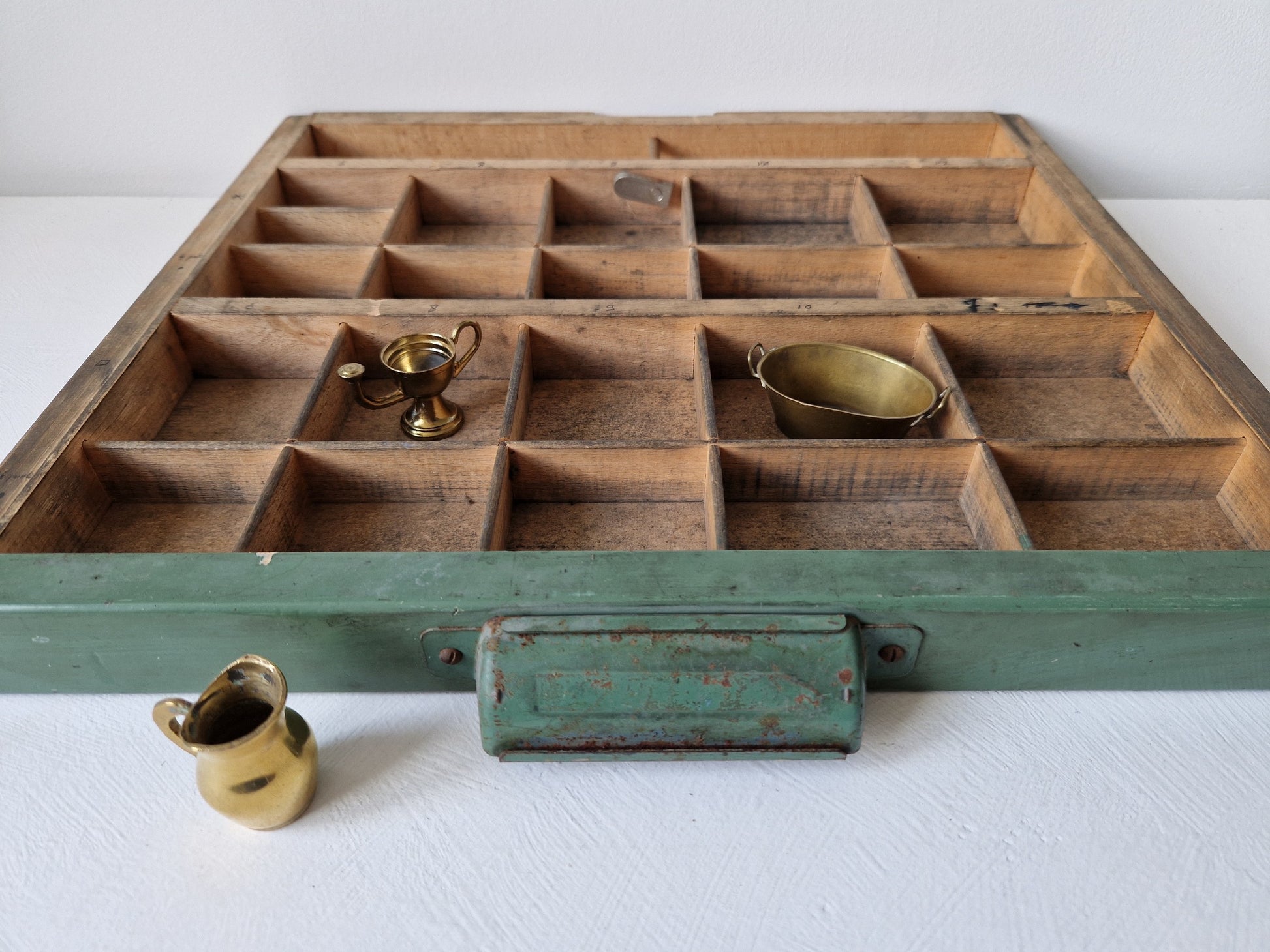 vintage houten letterbak met metalen handgreep en 22 vakken