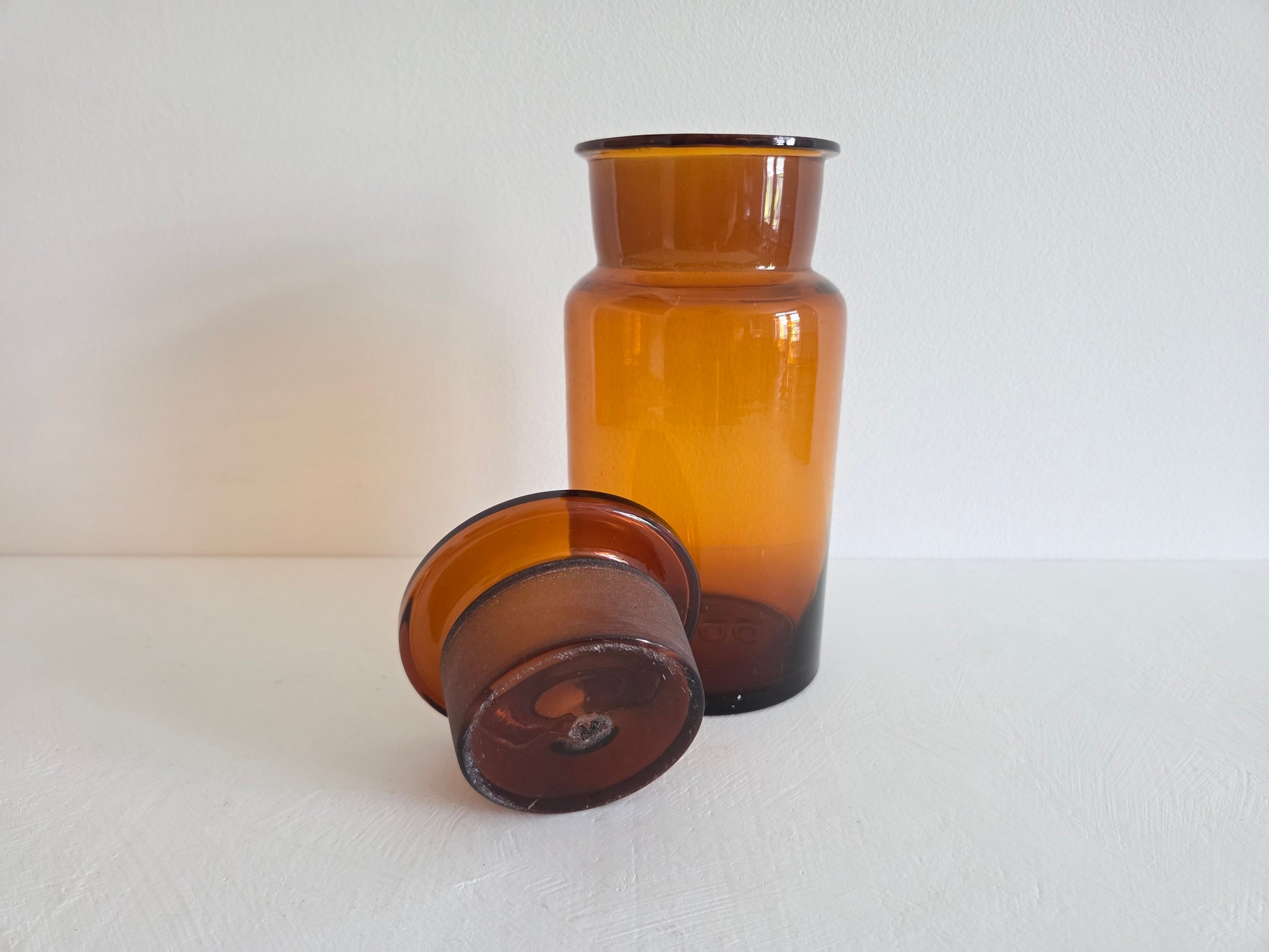 vintage apothekerspot amberglas met glazen stop