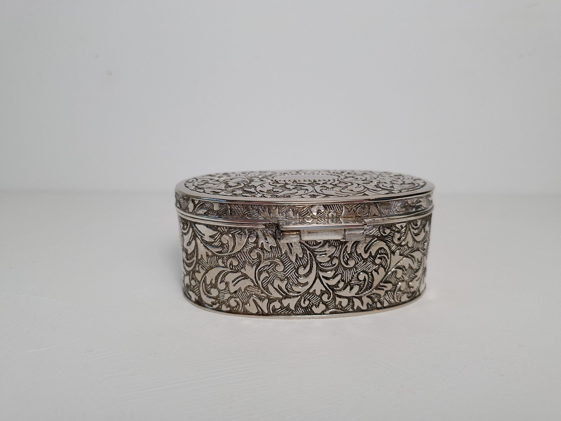 Verzilverde ovale sieradendoos met bloemgravering