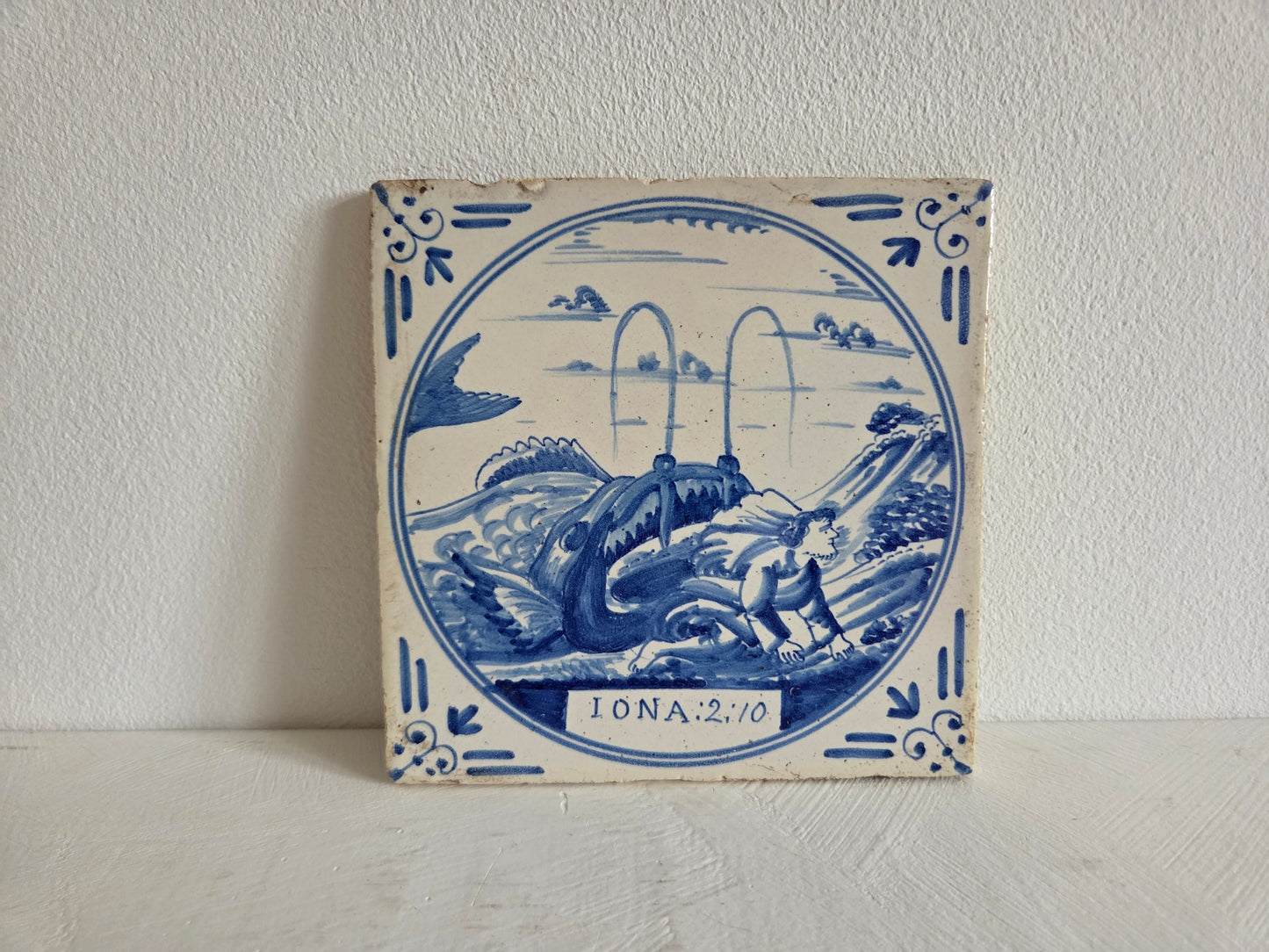keramieken wandtegel met golven en figuur