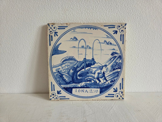 keramieken wandtegel met golven en figuur