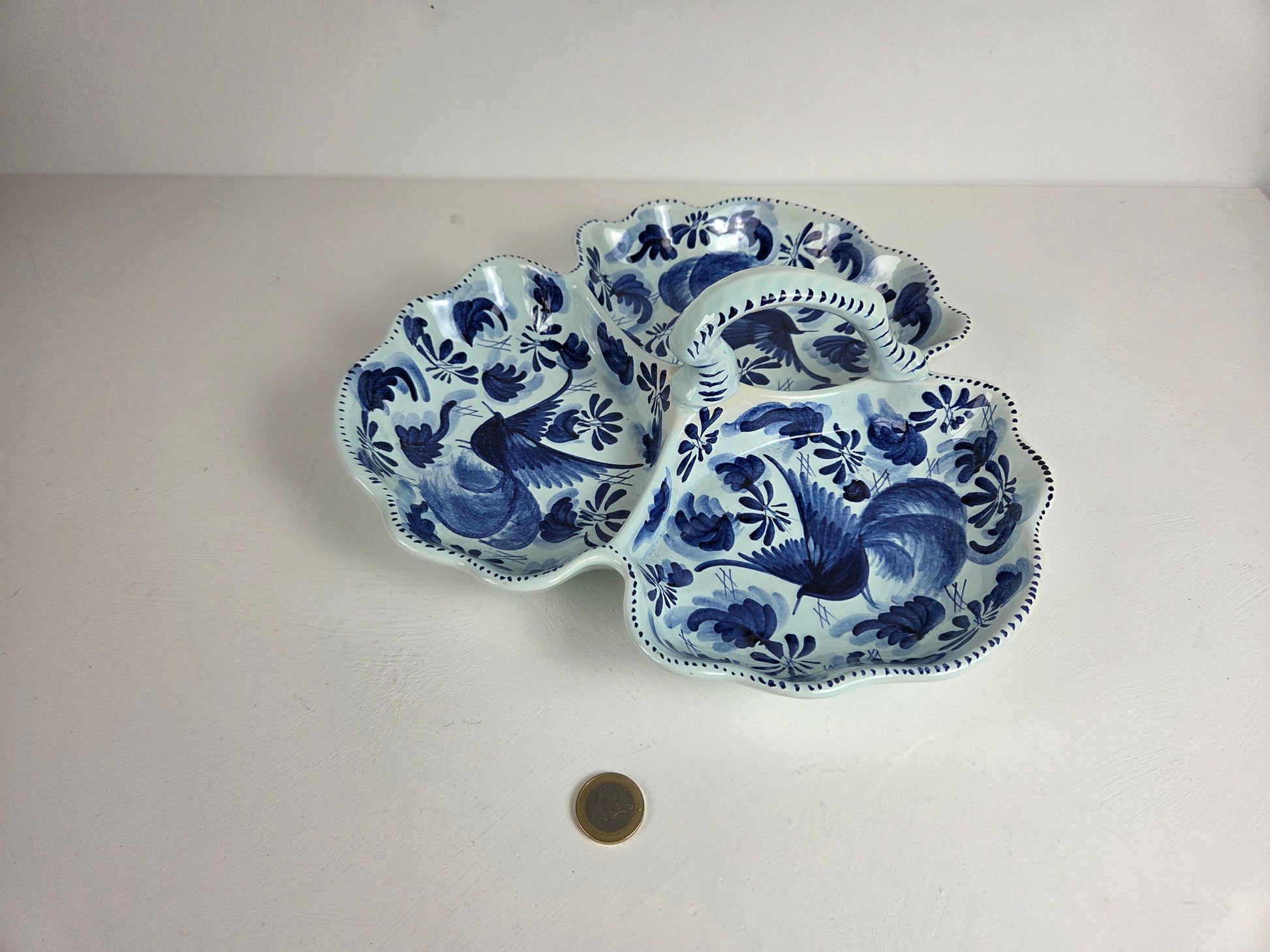 Keramieken schaal met H.B. merkteken en blauw decor