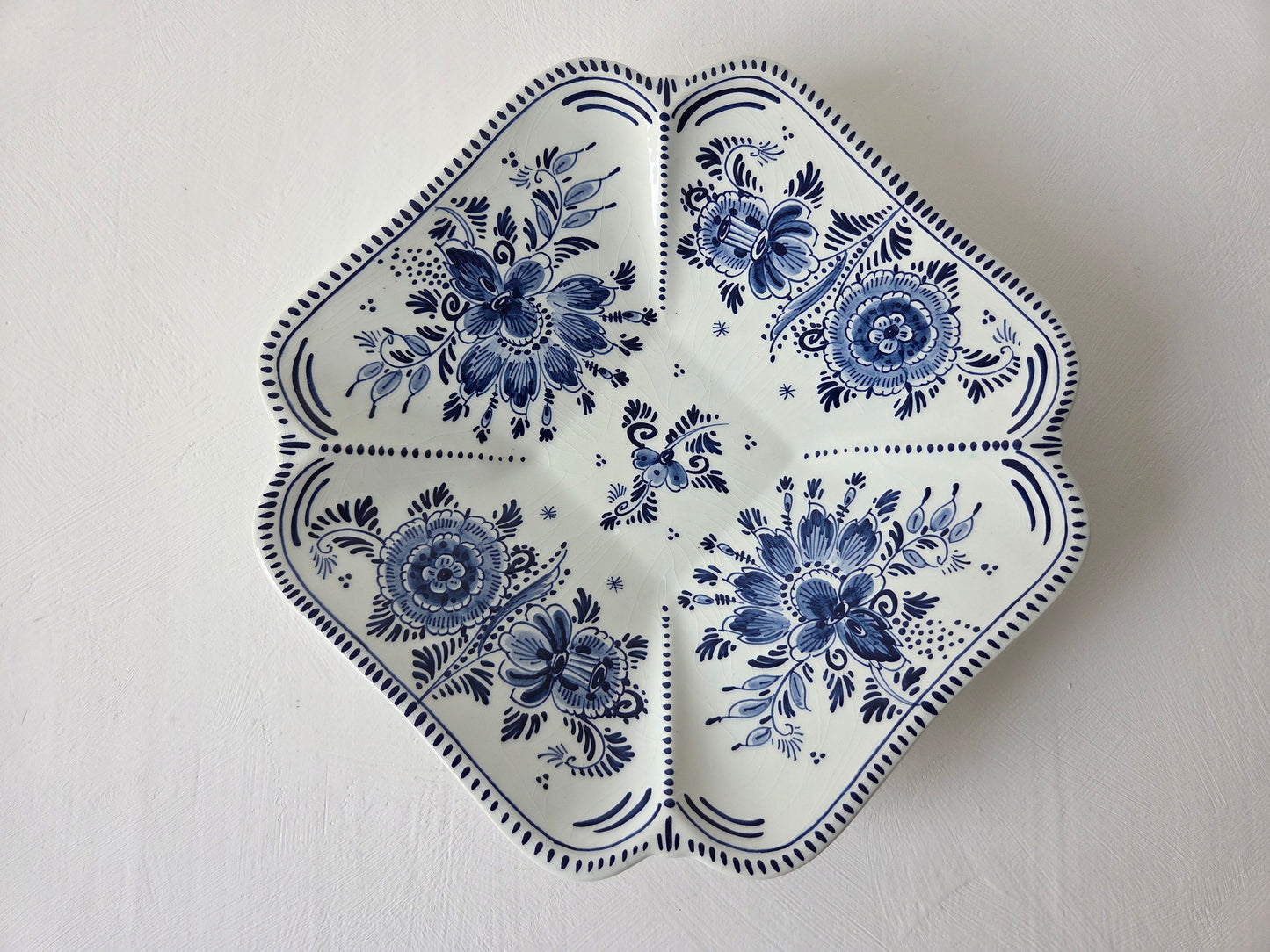 delfts blauwe schaal met bloemmotief