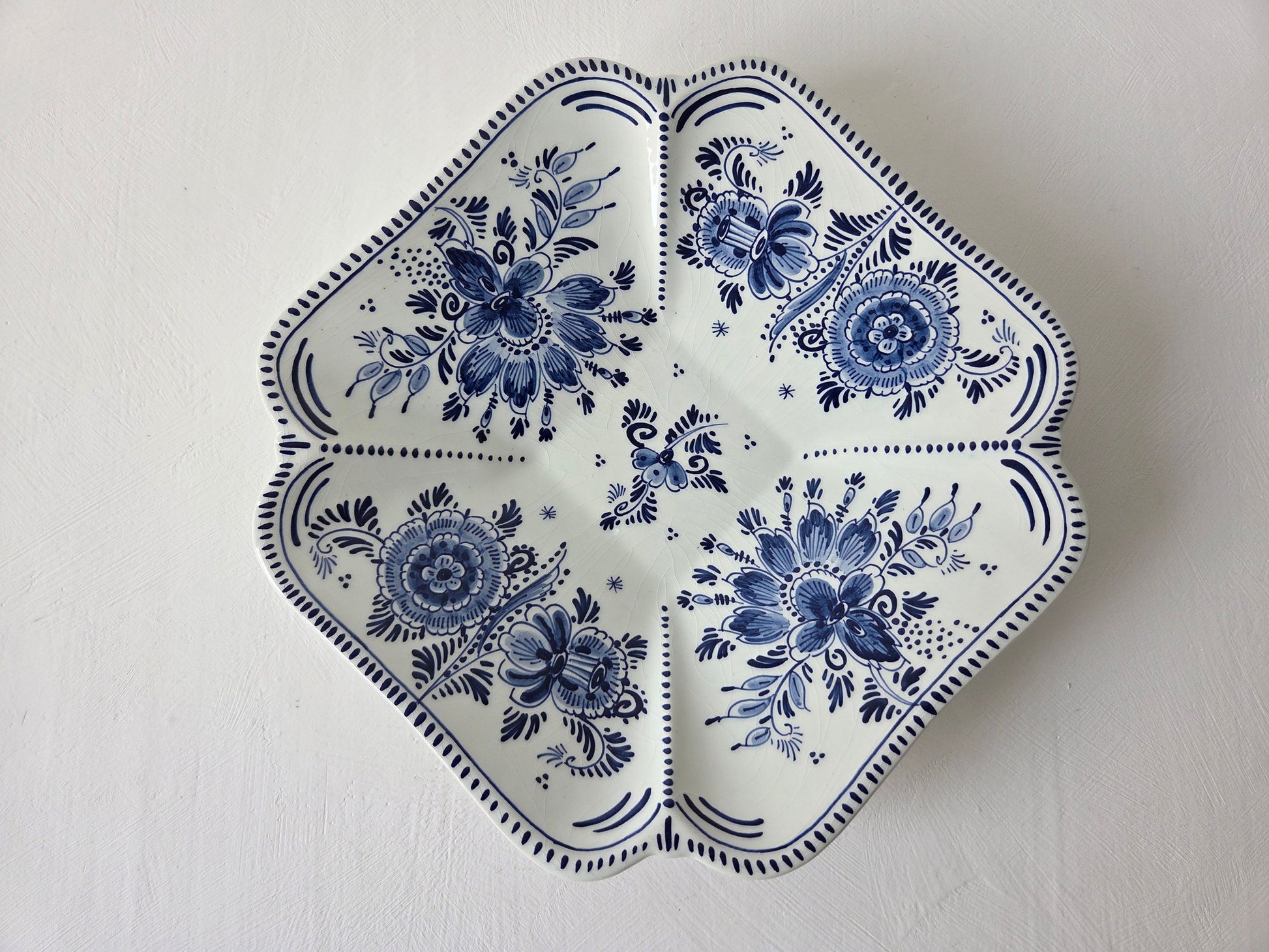 delfts blauwe schaal met bloemmotief