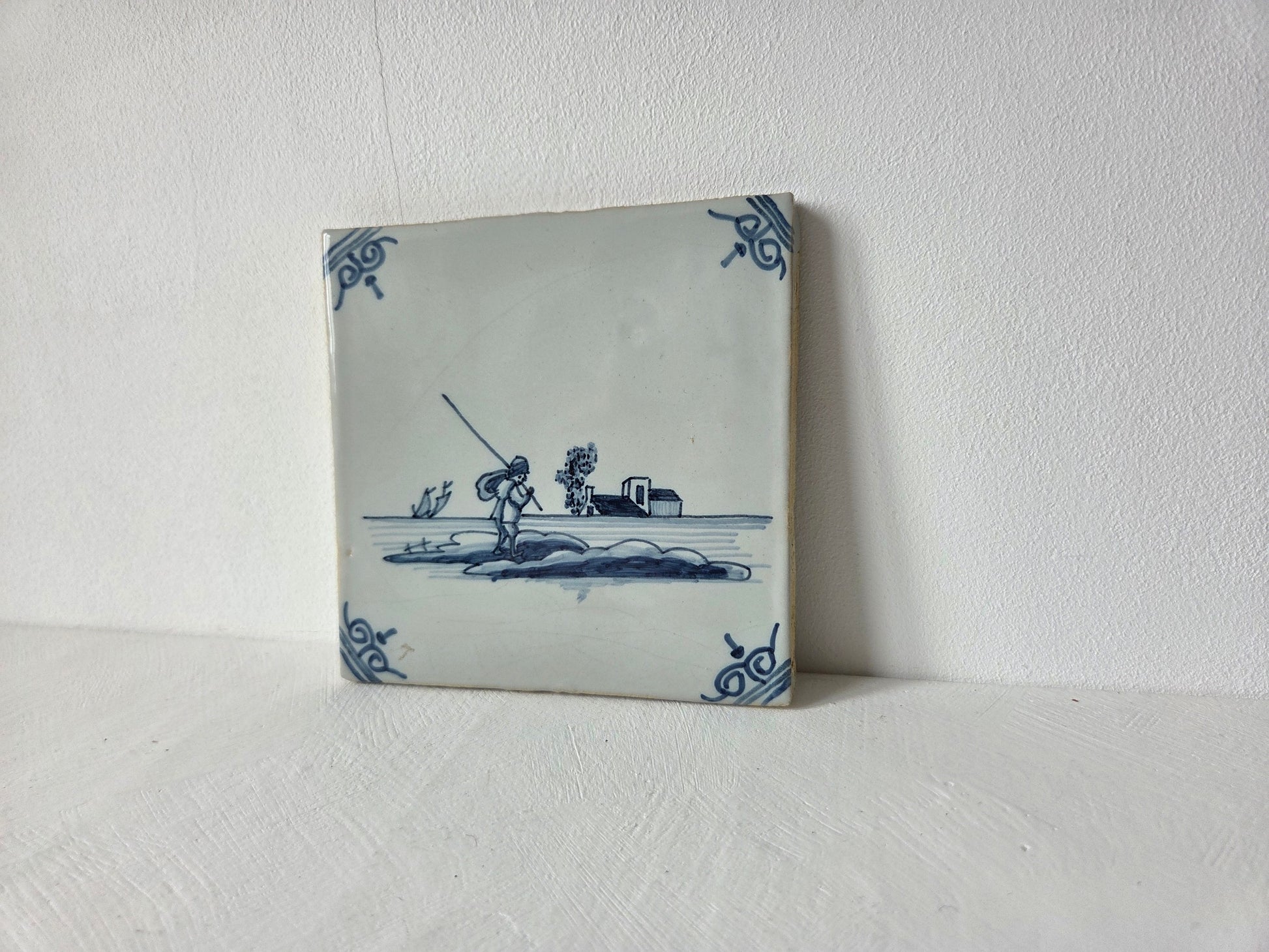 Tichelaar Makkum Delfts blauwe tegel visser landschap