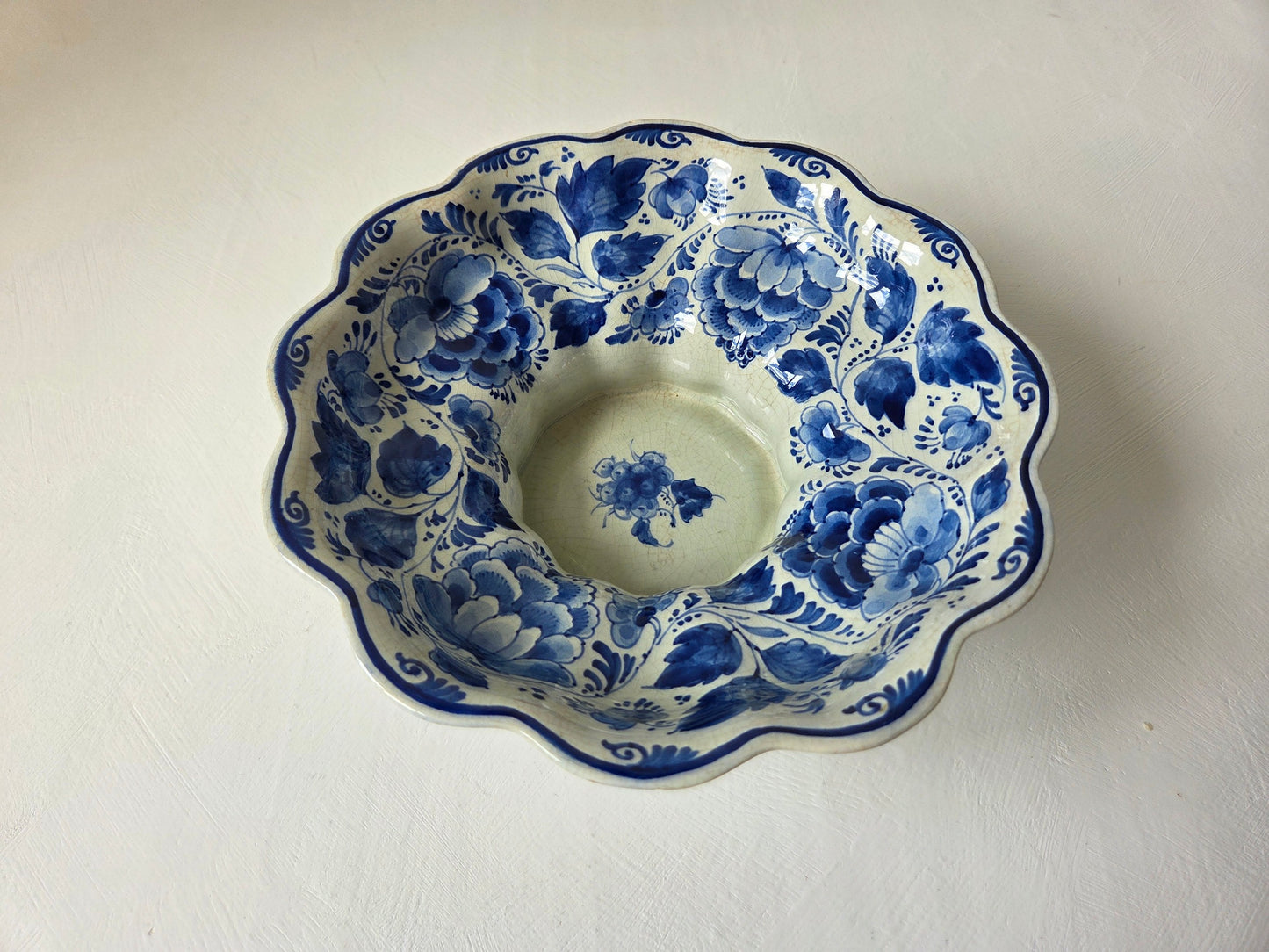 handbeschilderde Royal Delft schaal op voet