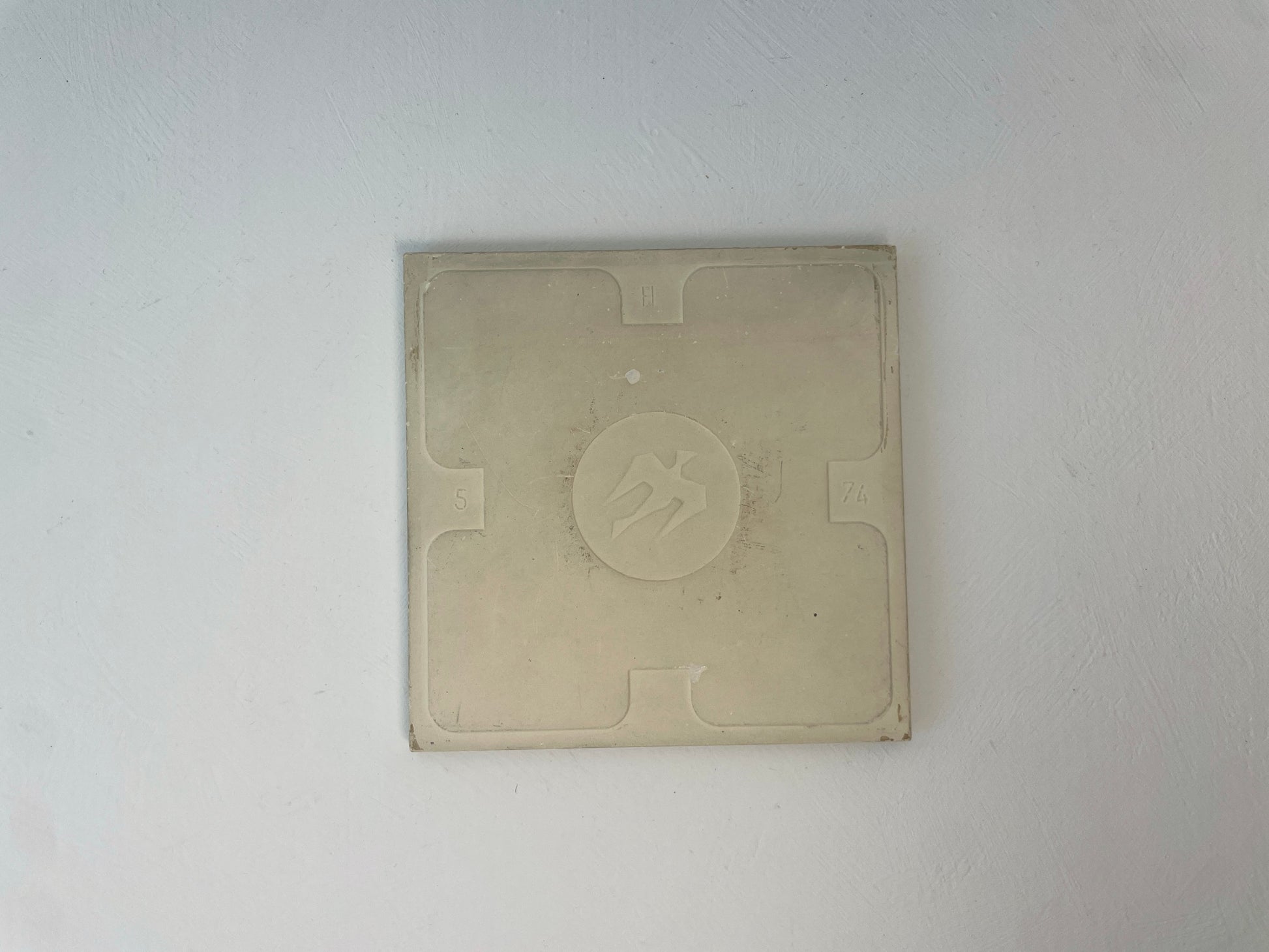 Siertegel met bloem en vlinder, vermoedelijk Westraven Utrecht