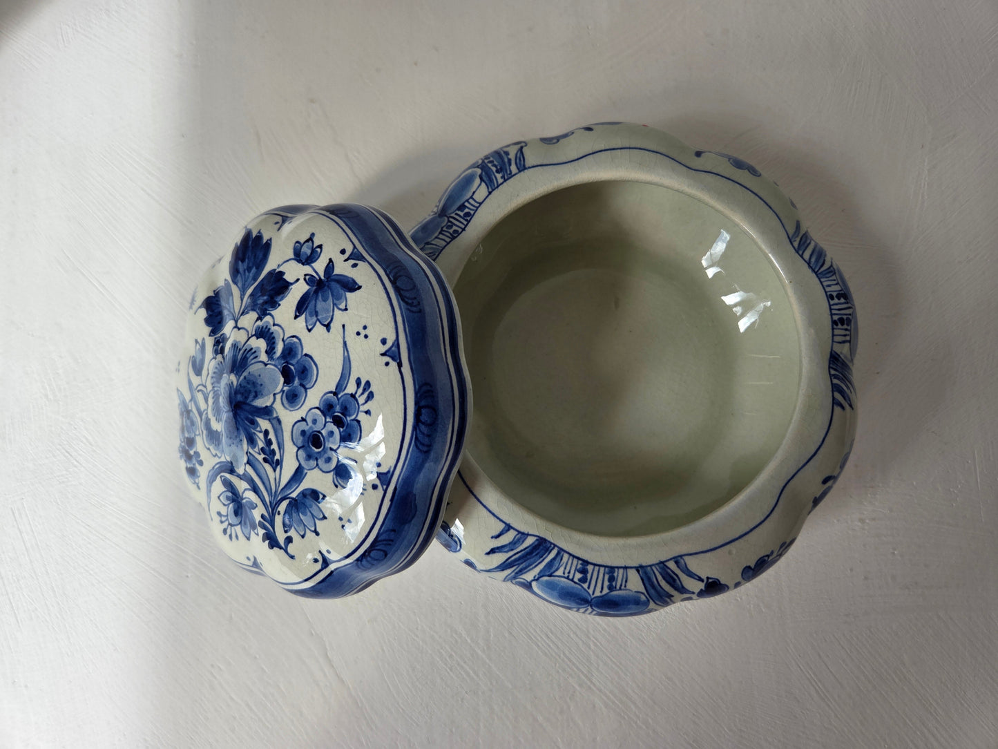 Royal Delft bonbonnière met blauw decor