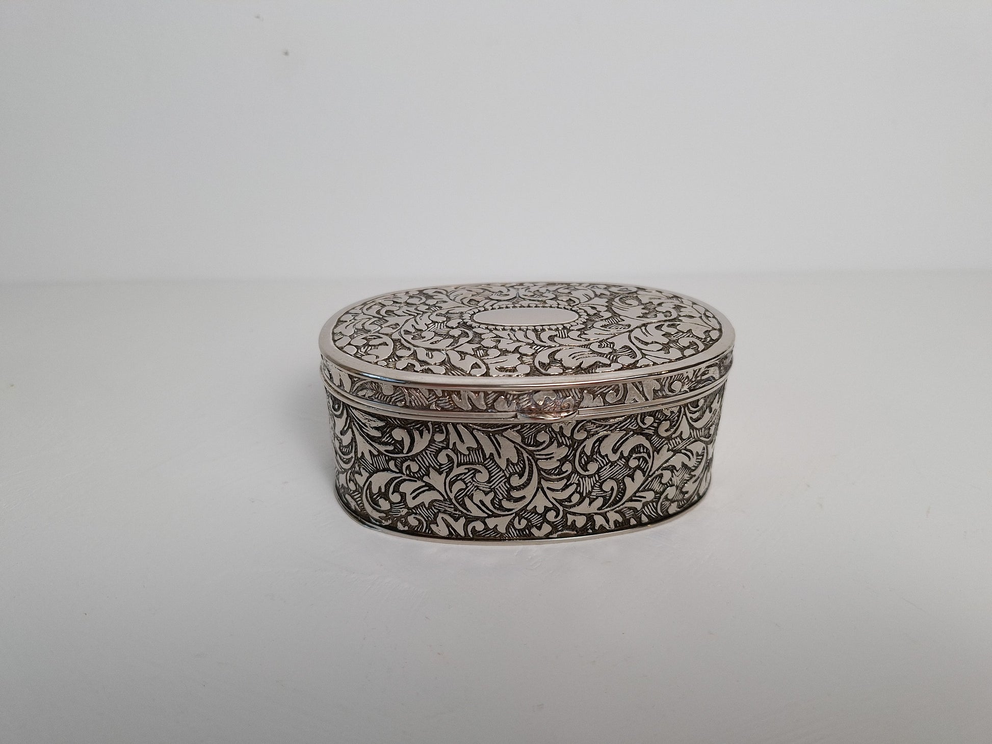 Vintage metalen sieradendoos met scharnierend deksel