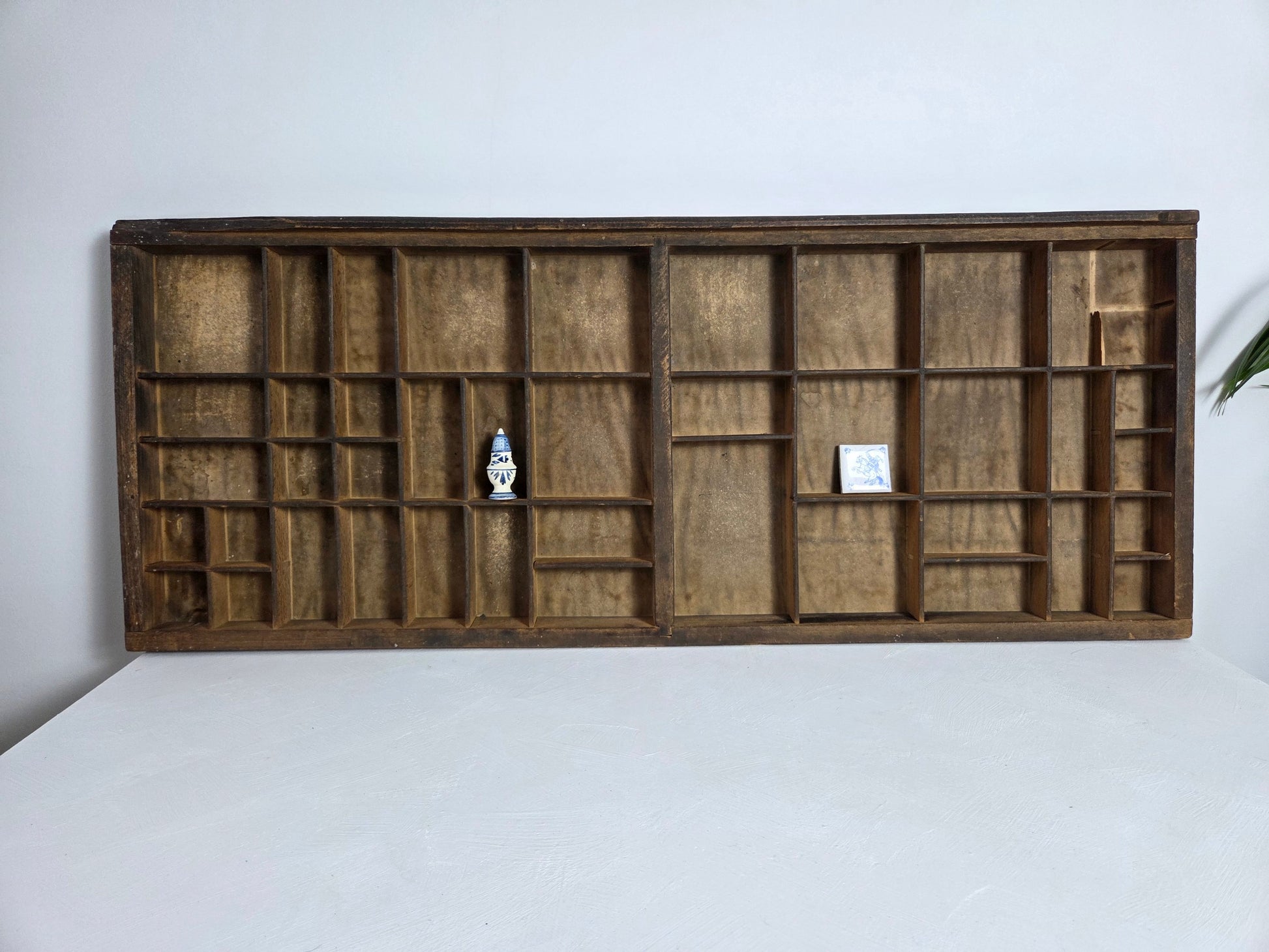 houten letterbak met gebruikssporen