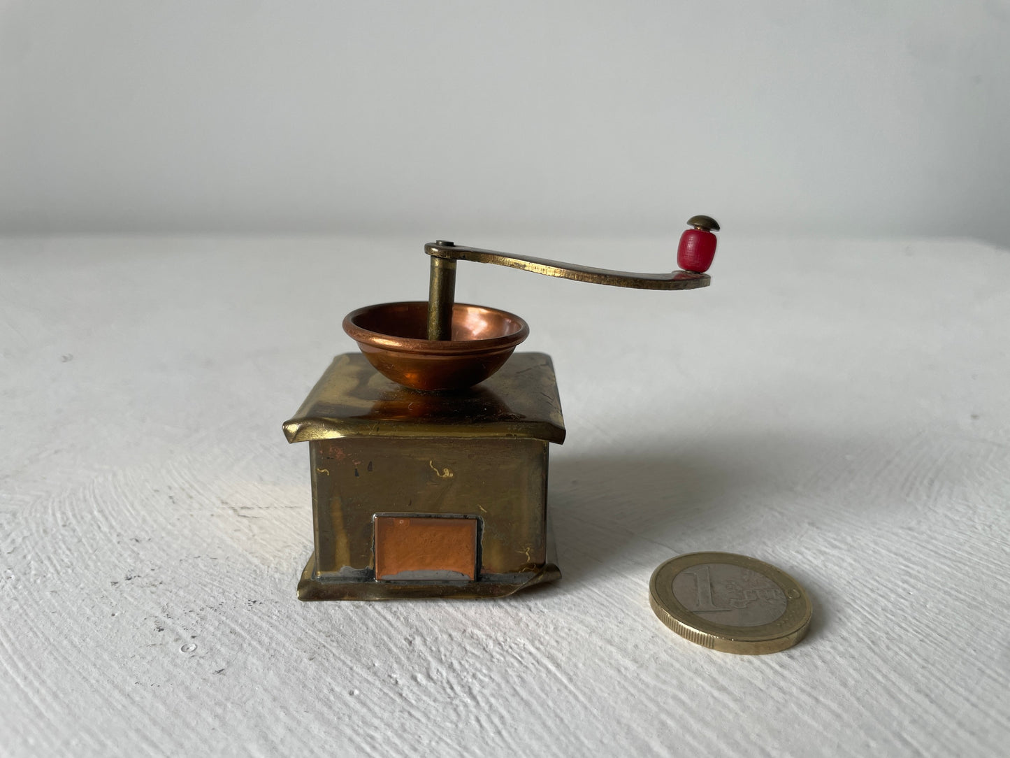 miniatuur koffiemolen van messing en koper