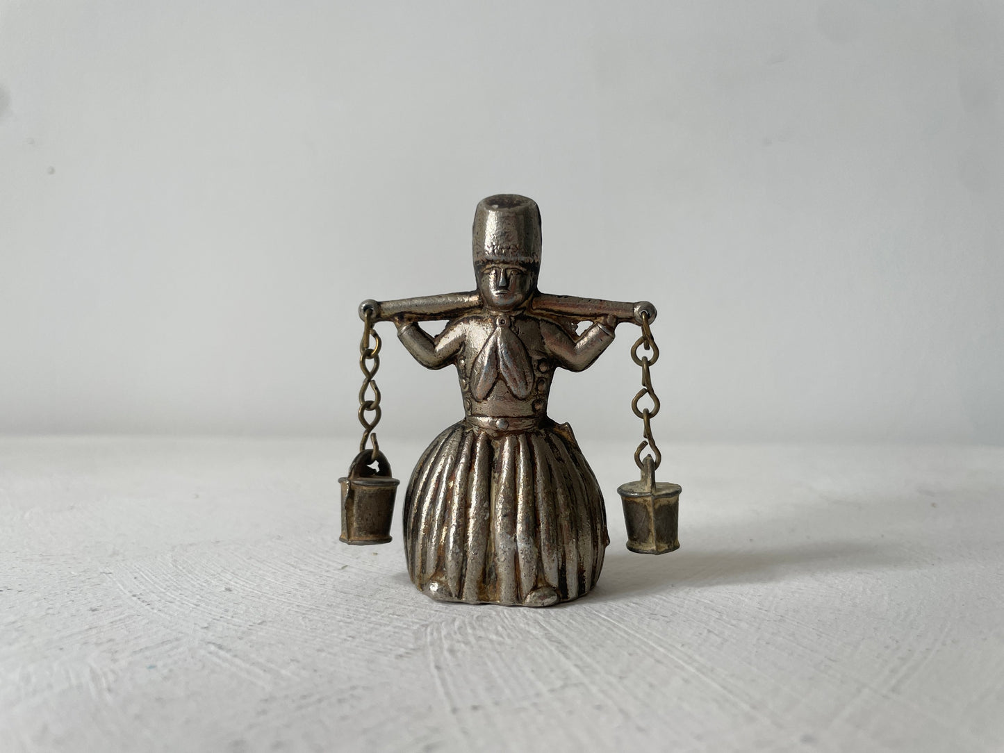 messing miniatuur tafelbel melkmeisje