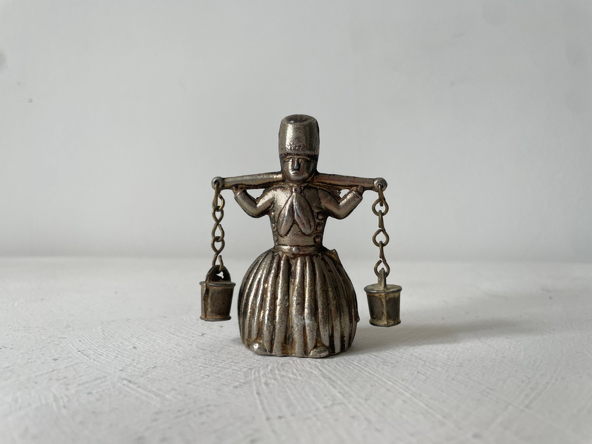 messing miniatuur tafelbel melkmeisje