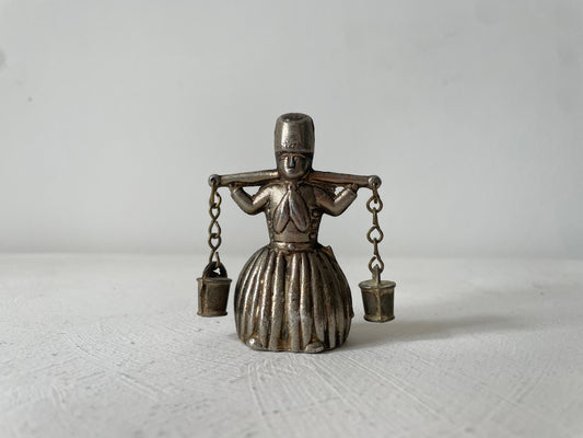 messing miniatuur tafelbel melkmeisje