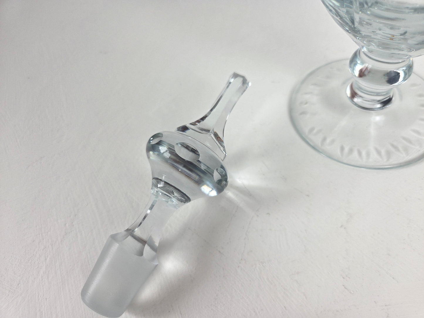 Vintage karaf op voet met dop 35 cm