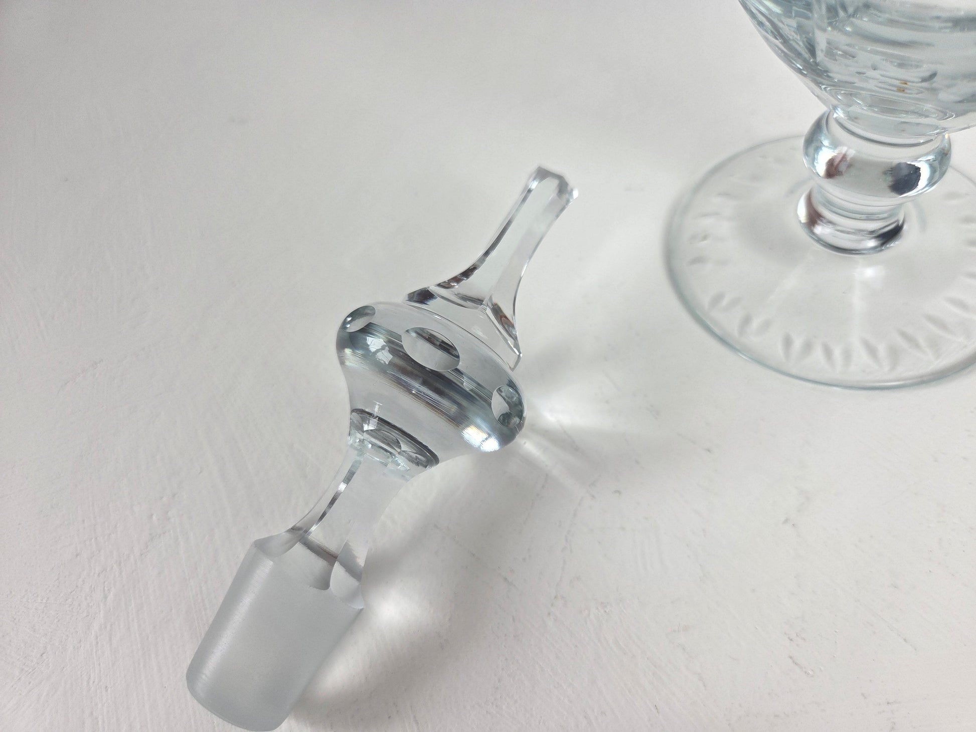 Vintage karaf op voet met dop 35 cm