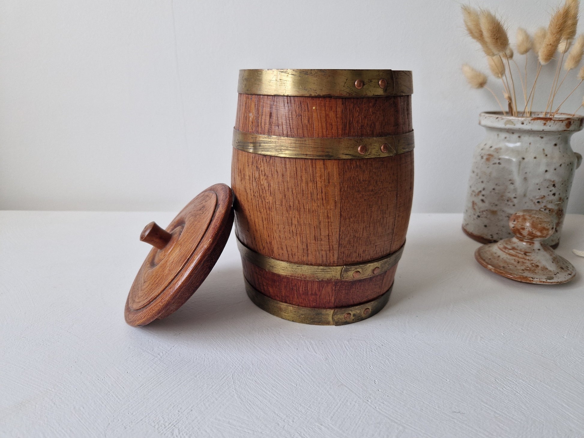 Antieke houten eiken wijn vat met koperen duigen - Curiosa en Brocante Antieke houten eiken wijn vat met koperen duigen - Curiosa en Brocante