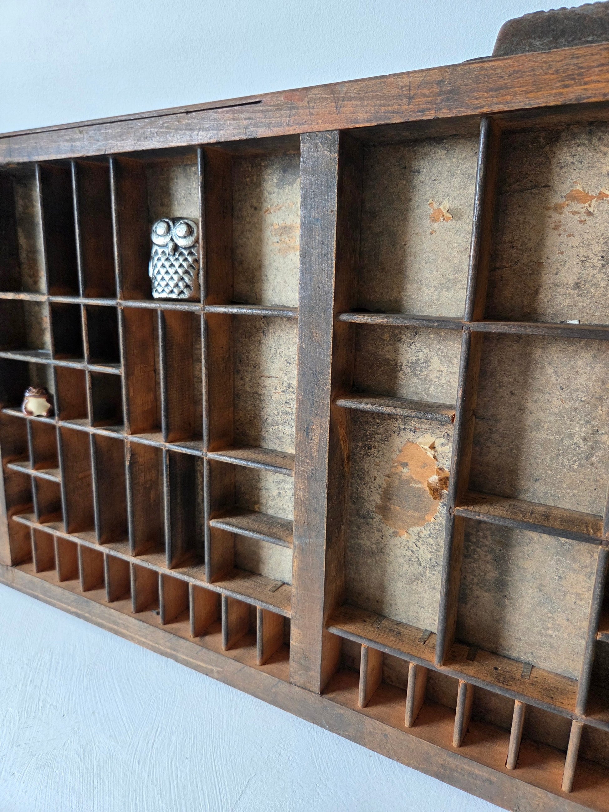 Oude houten letterbak industrieel met gebruikssporen