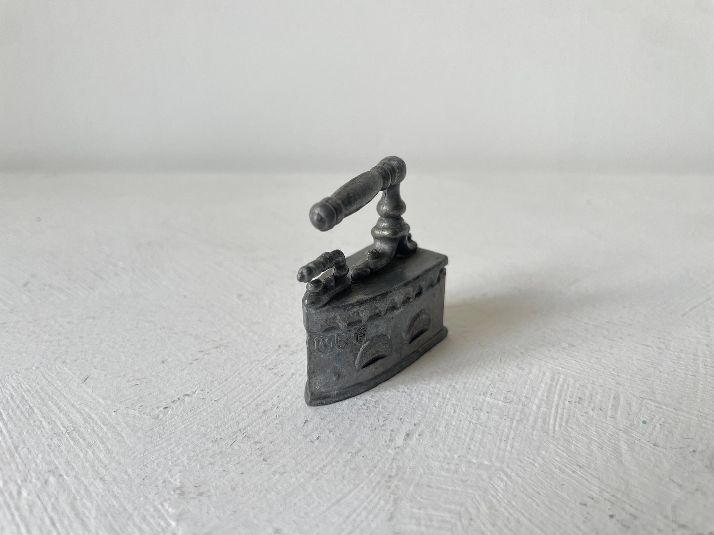 vintage miniatuur strijkijzer van tin