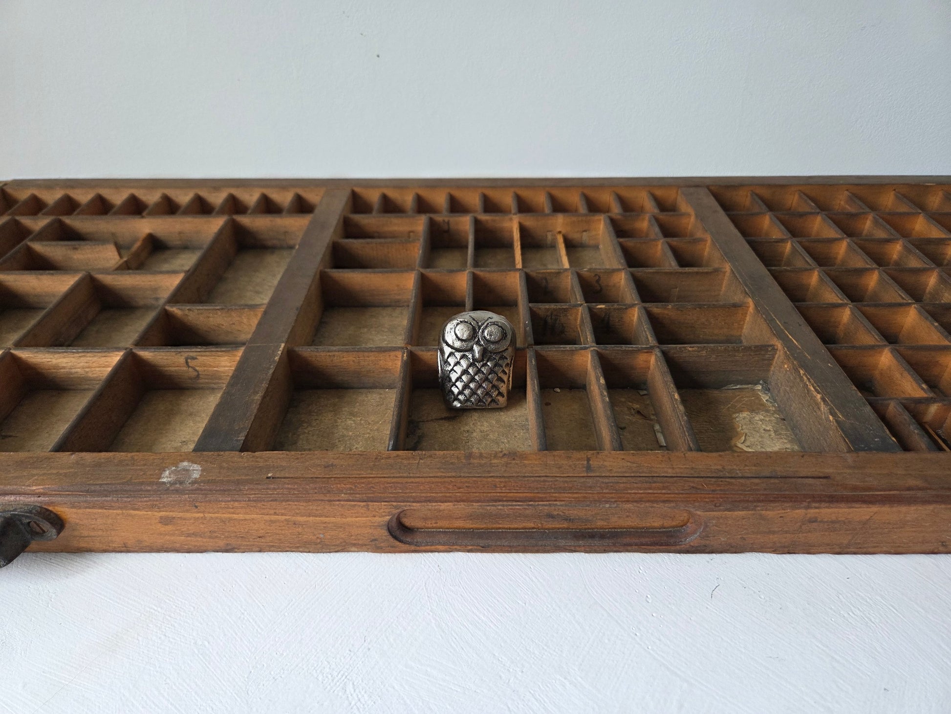 brocante letterbak met 106 vakjes