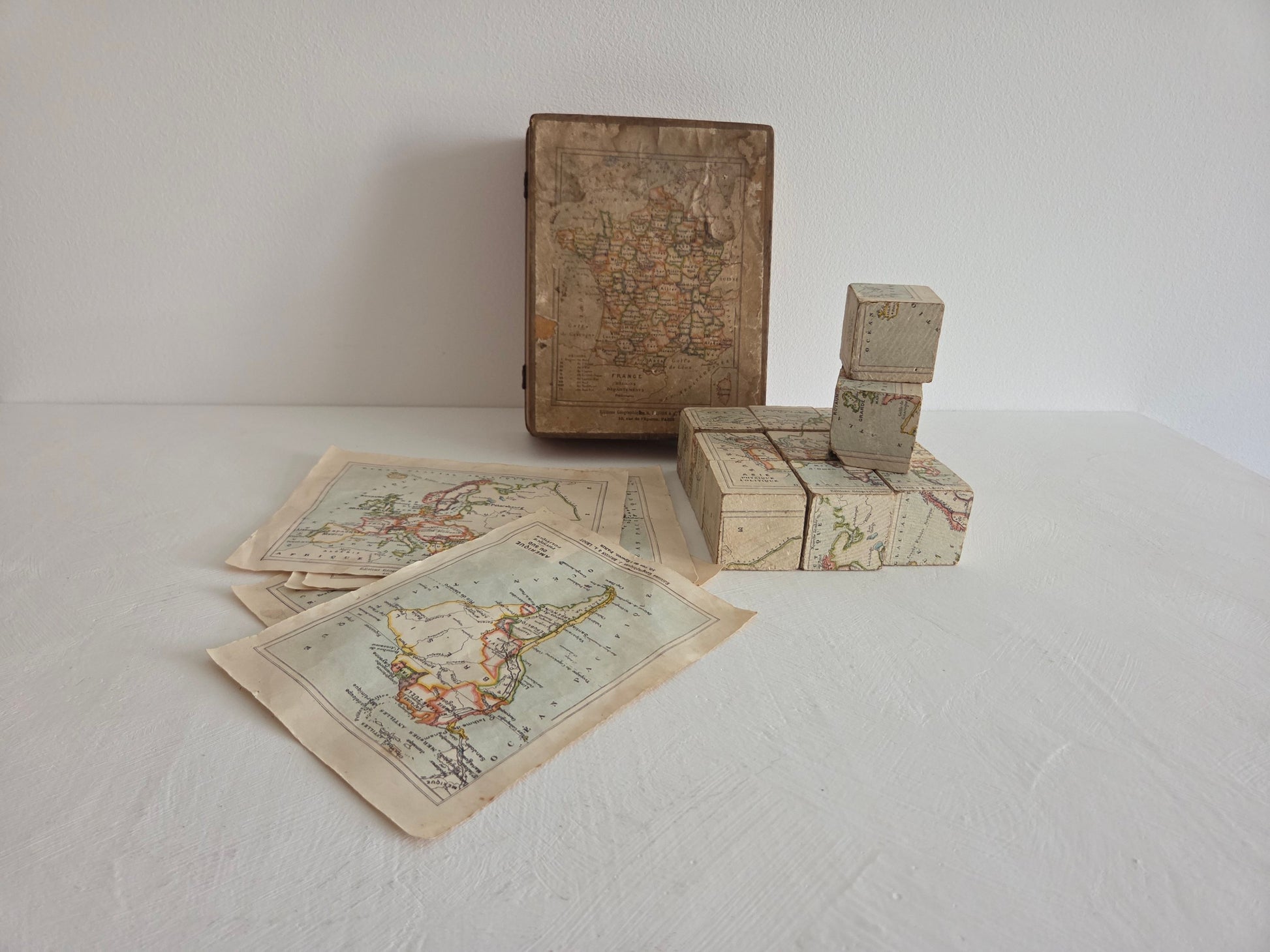 antieke houten blokjes geografische kaarten zes continenten