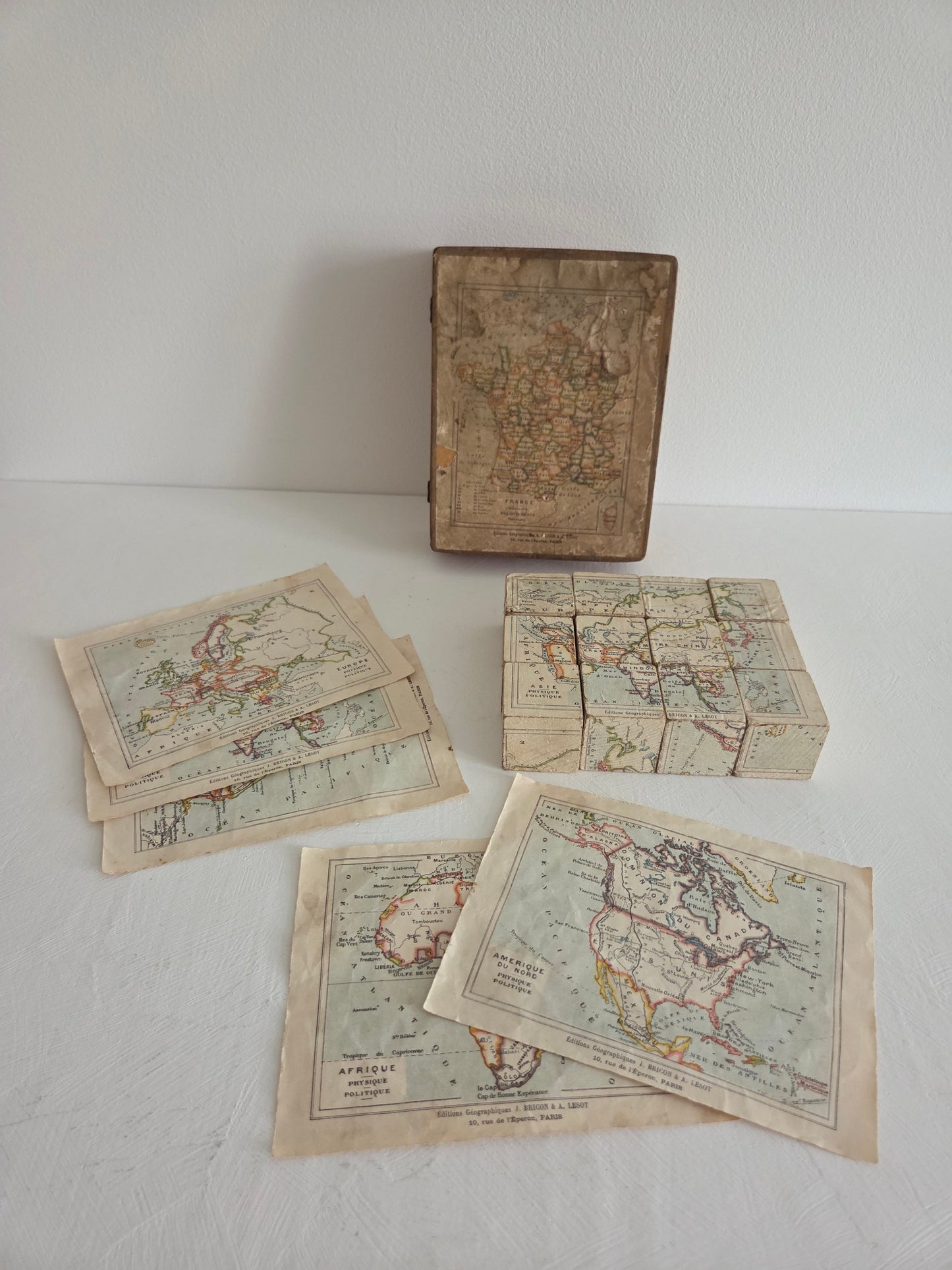 Franse puzzelblokjes werelddelen losse kaartjes en doos