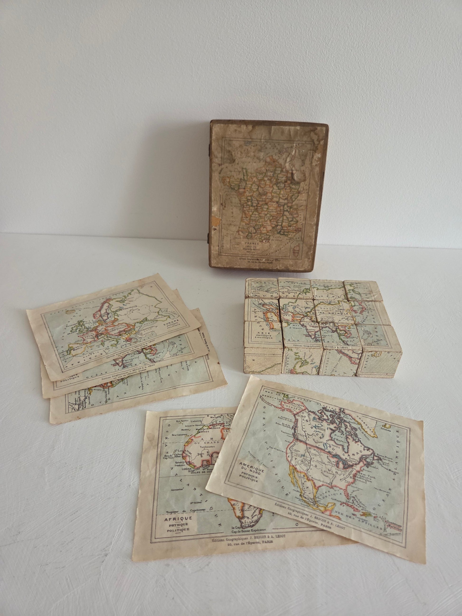 Franse puzzelblokjes werelddelen losse kaartjes en doos