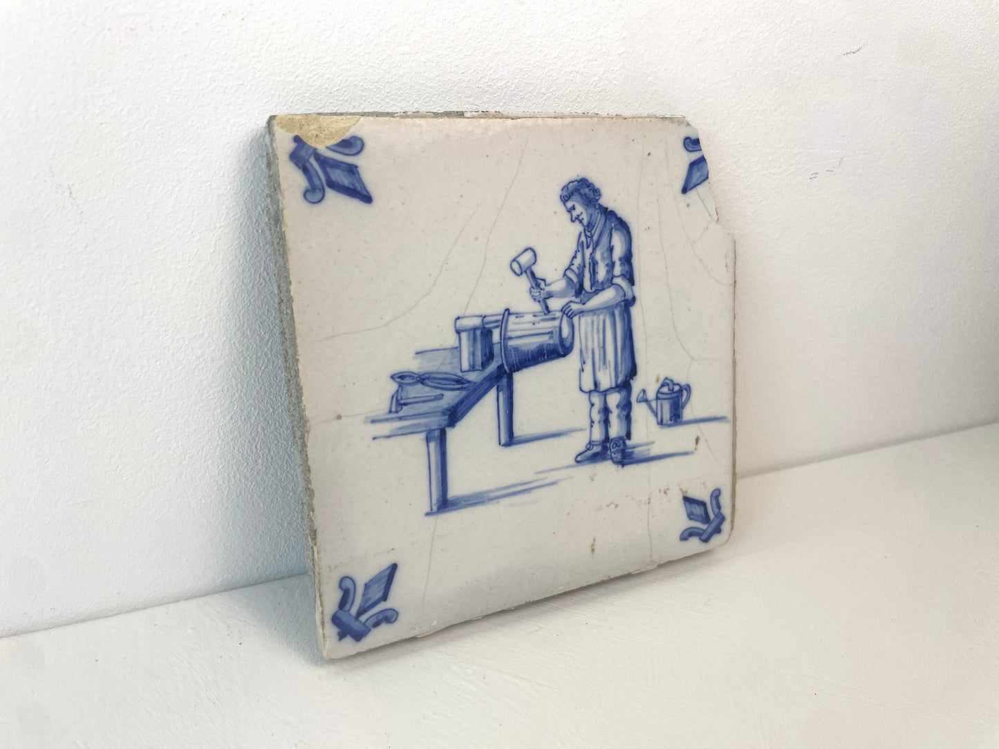 Keramieken tegeltje met handgeschilderde ambachtsman