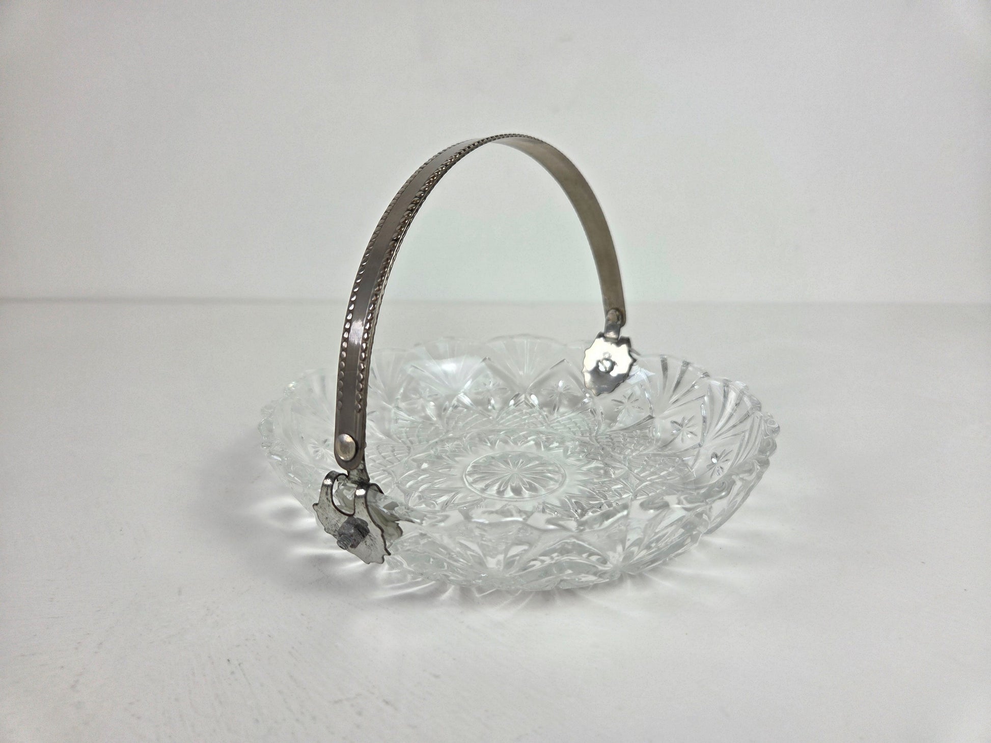 Frans glazen schaaltje met metalen handvat 14 cm