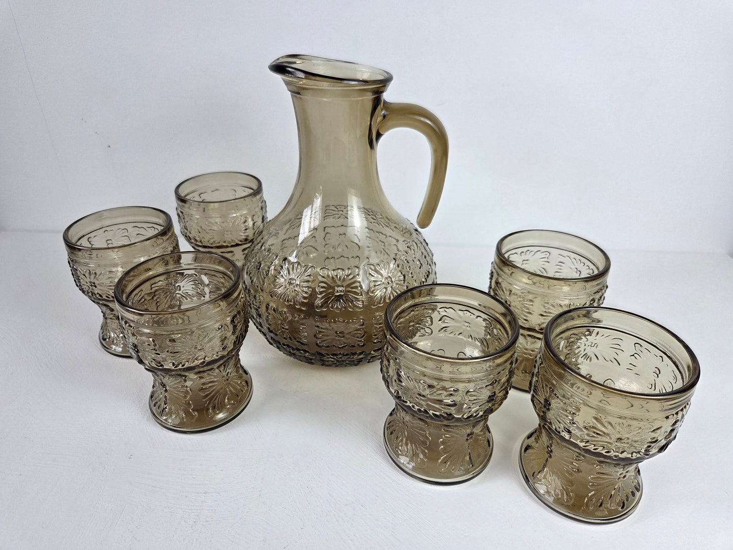 Italiaanse schenkkan met 6 glazen van gerookt glas jaren 70