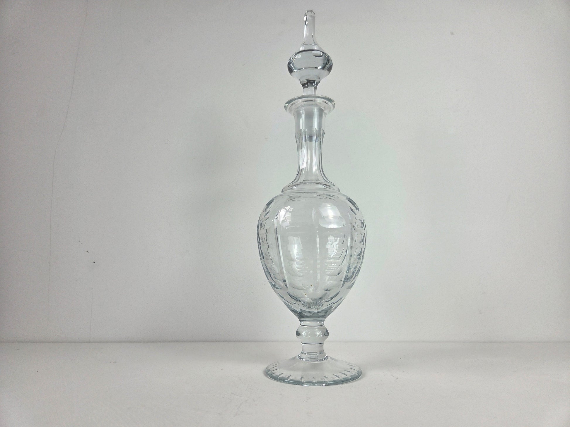 Glazen karaf met stolp op voet vintage