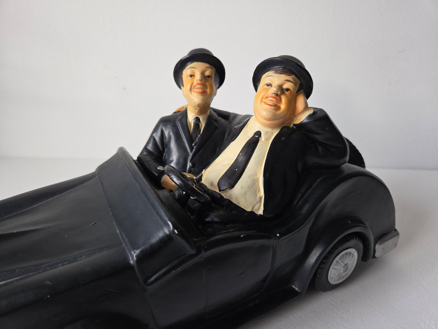 Keramieken beeld Laurel en Hardy in auto