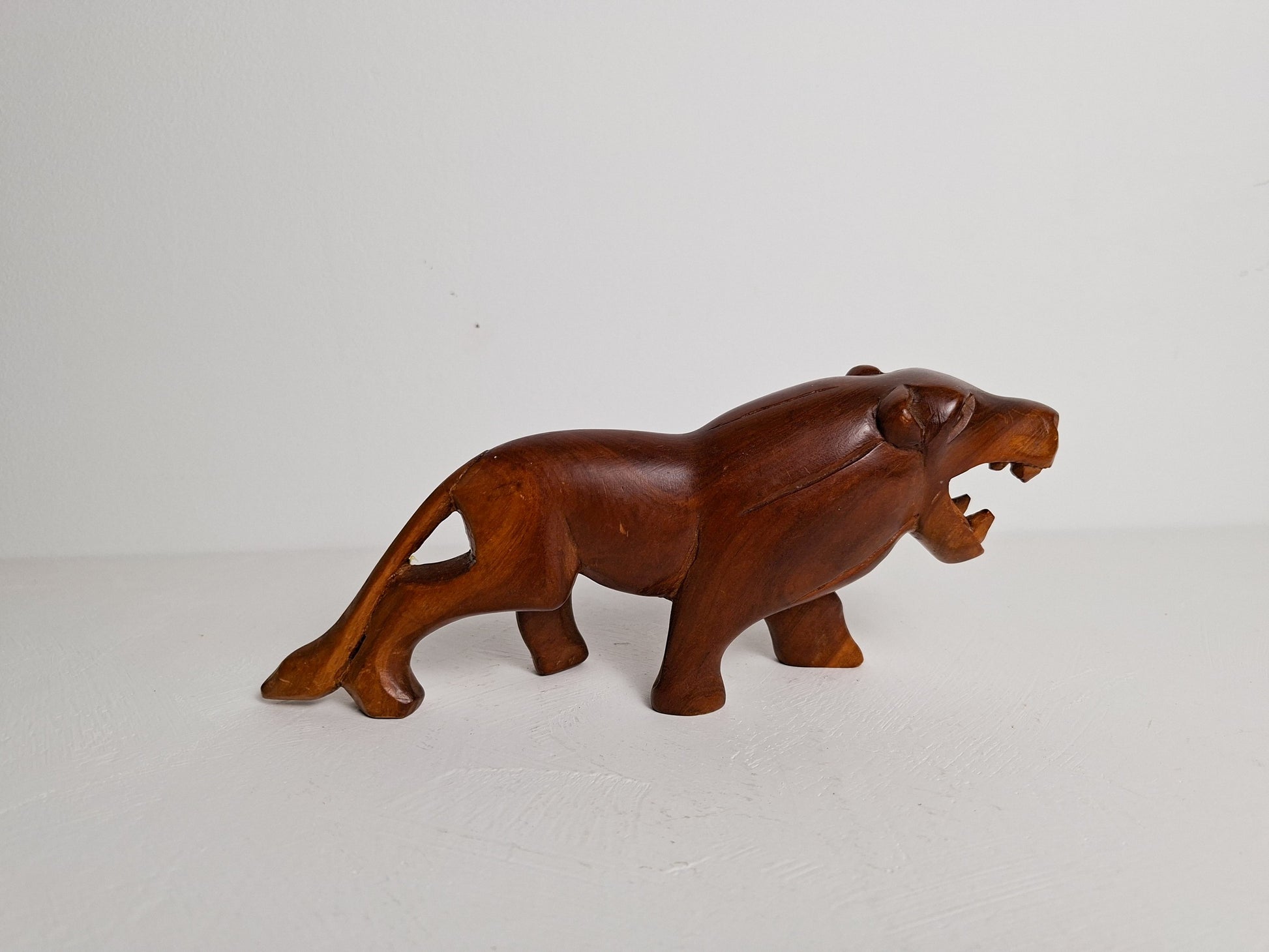 Houten leeuw beeldje met geopende bek