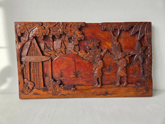 Houten wanddecoratie met uitgesneden details