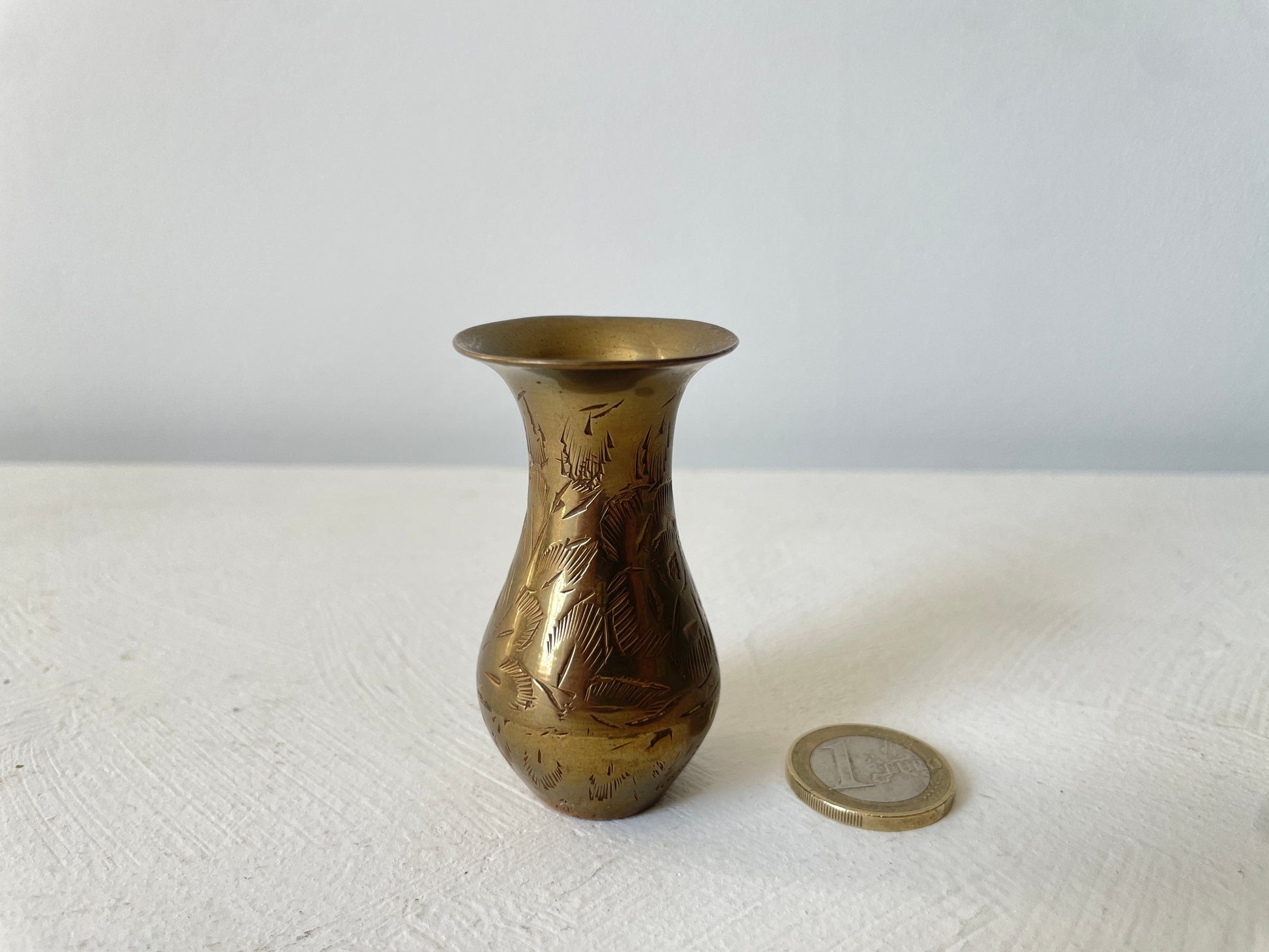 klein oosters messing vaasje met gravering
