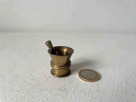 miniatuur messing vijzel met stamper