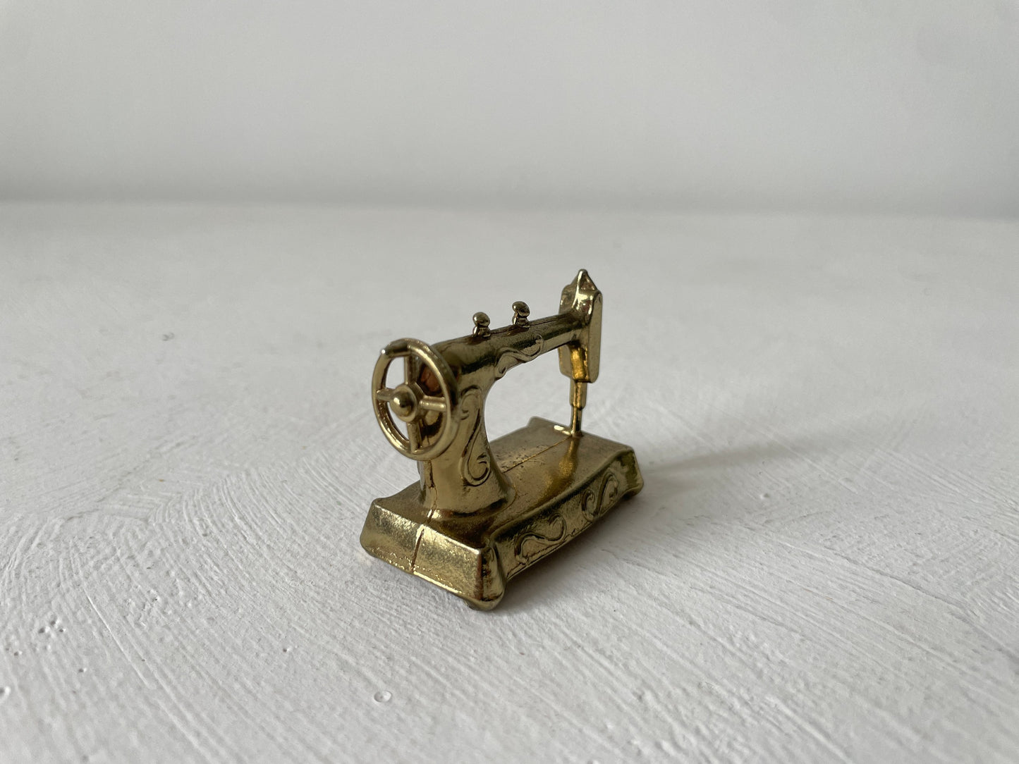 miniatuur naaimachine van messing