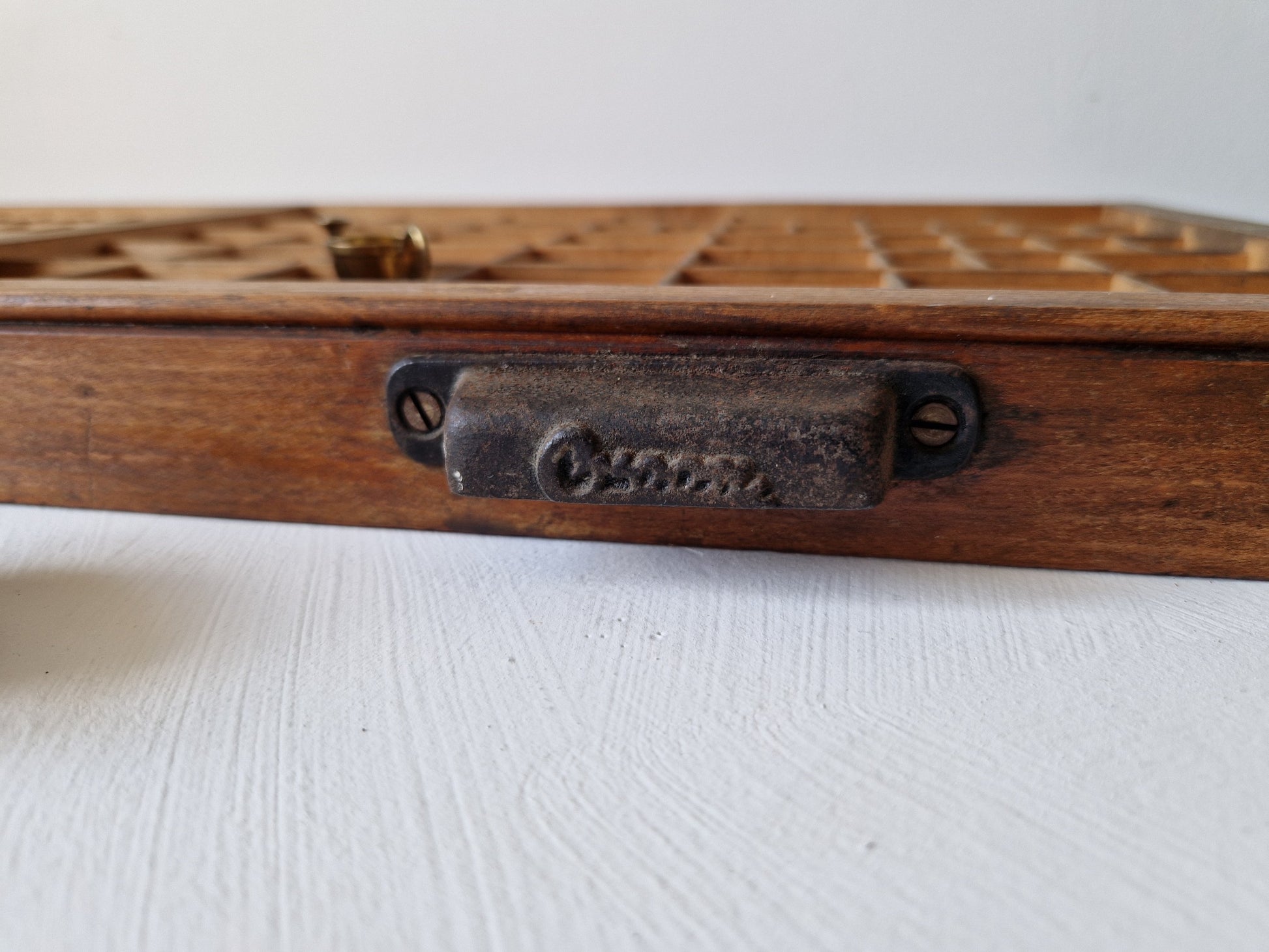 rustieke houten letterbak met ophanghaakjes voor miniatuurcollectie