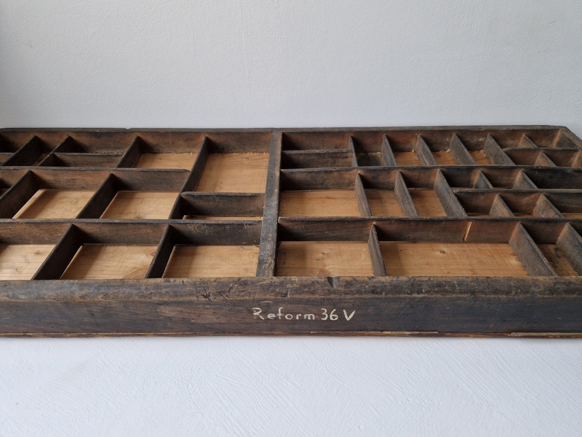 vintage en brocante letterbak van hout