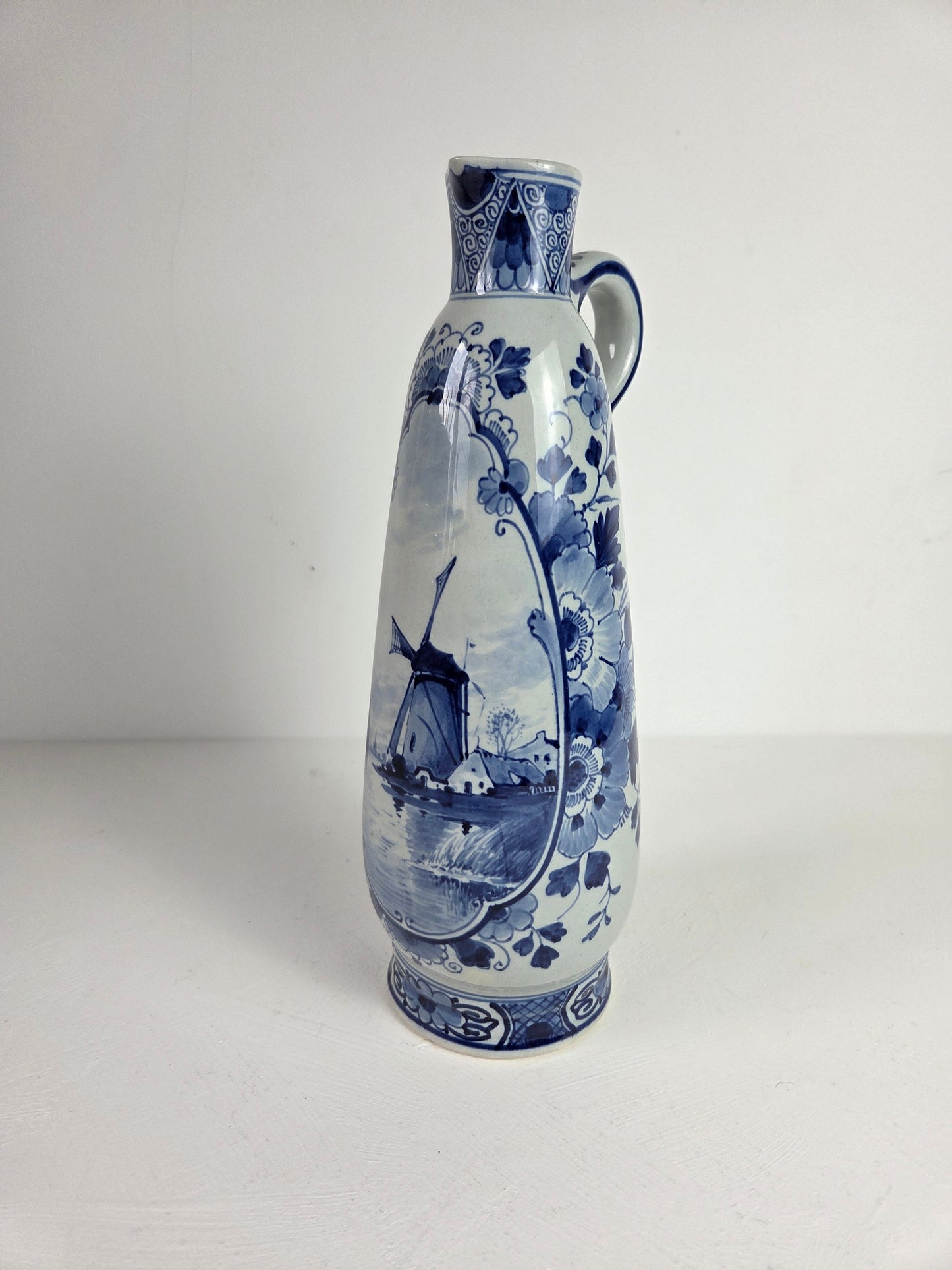 Antieke Delfts blauwe kan met molenlandschap