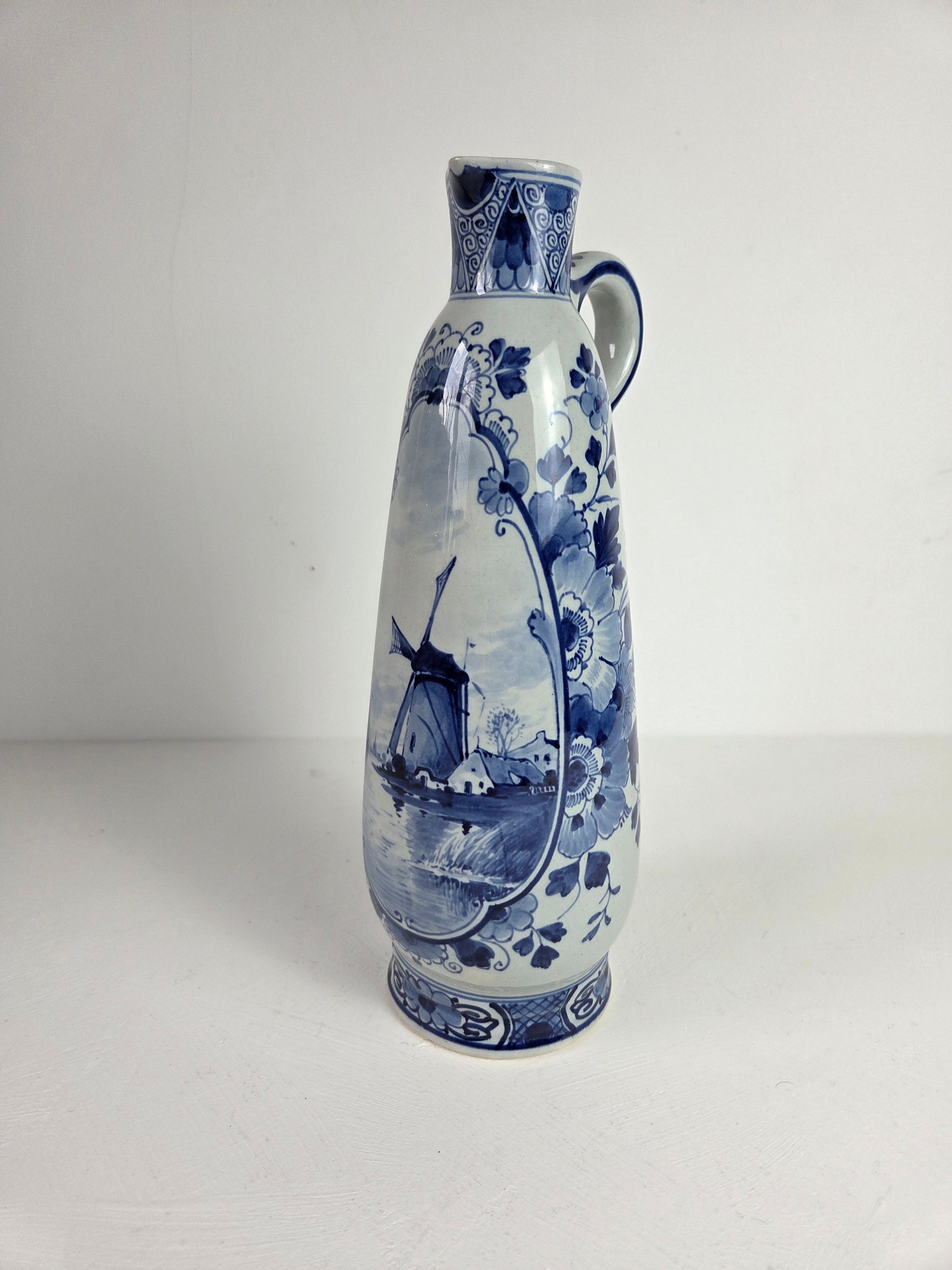Antieke Delfts blauwe kan met molenlandschap
