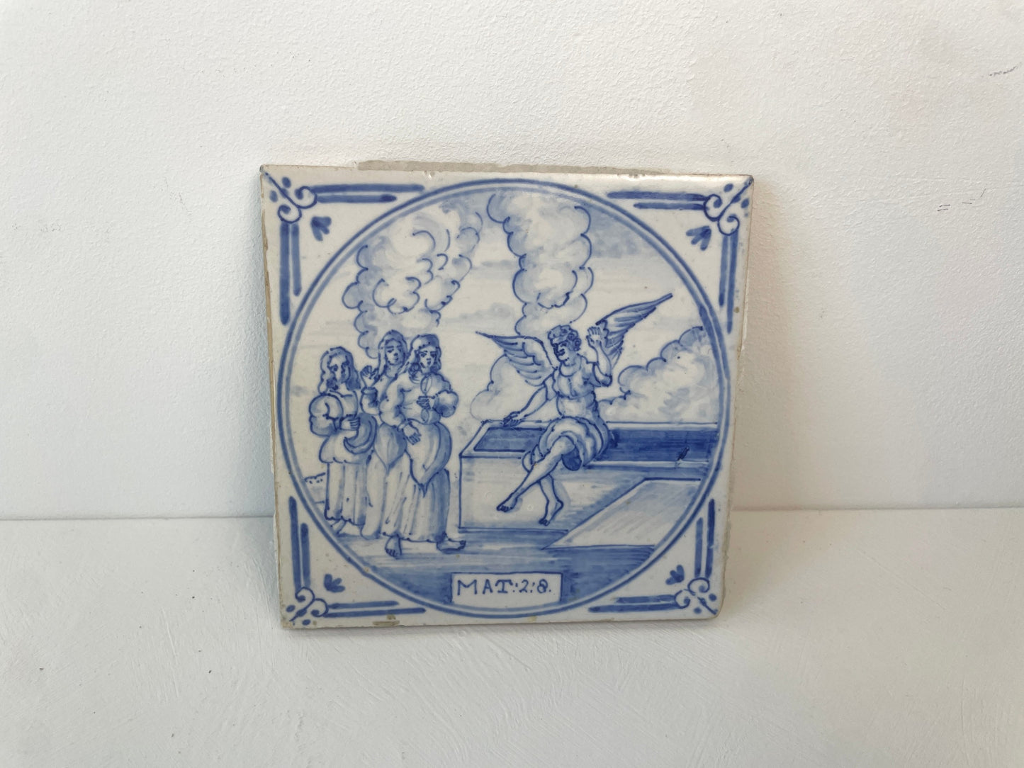 Handgeschilderde religieuze tegel met ronde omlijsting