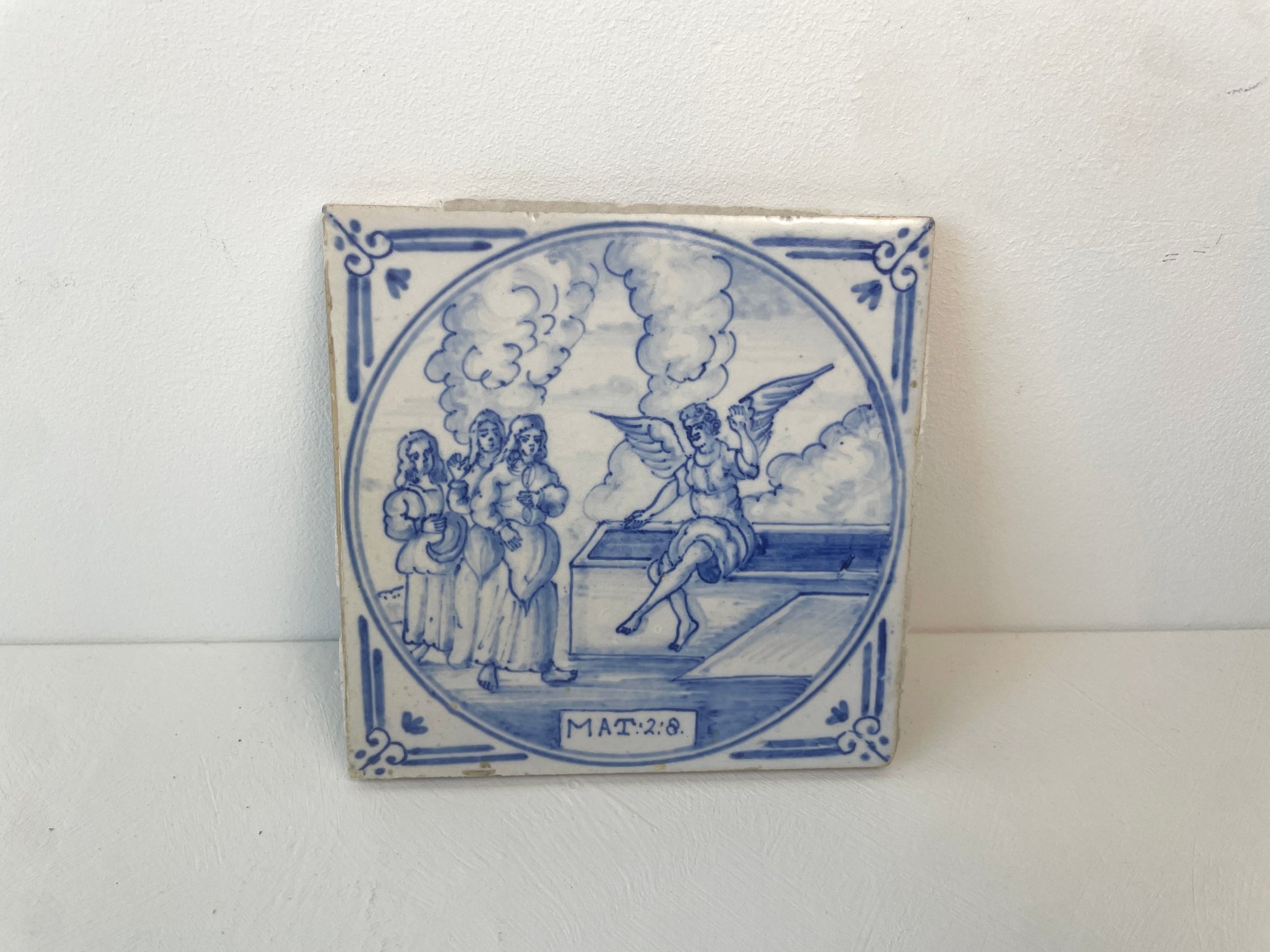 Handgeschilderde religieuze tegel met ronde omlijsting