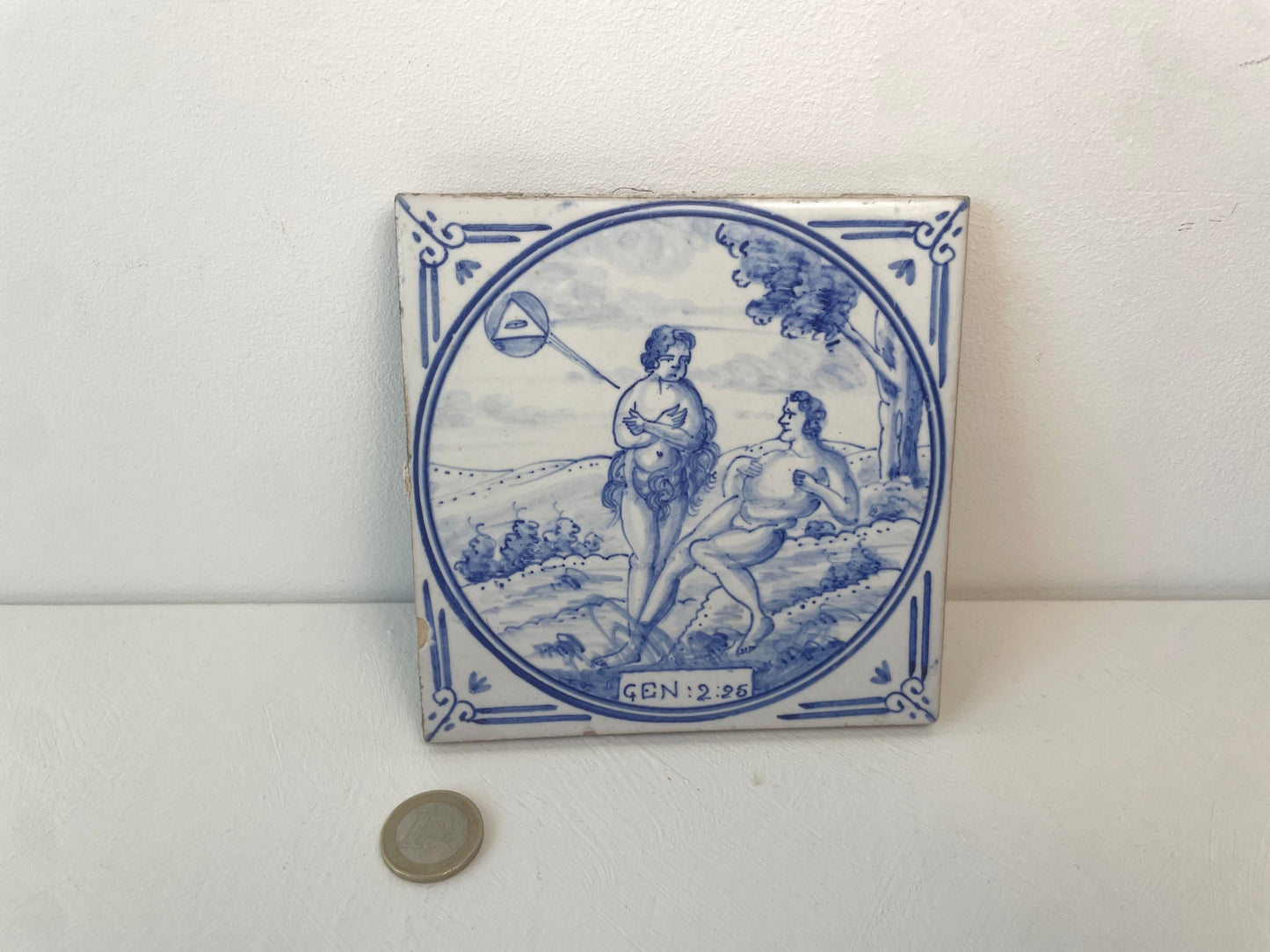 Blauw-witte religieuze tegel met hoekornamenten