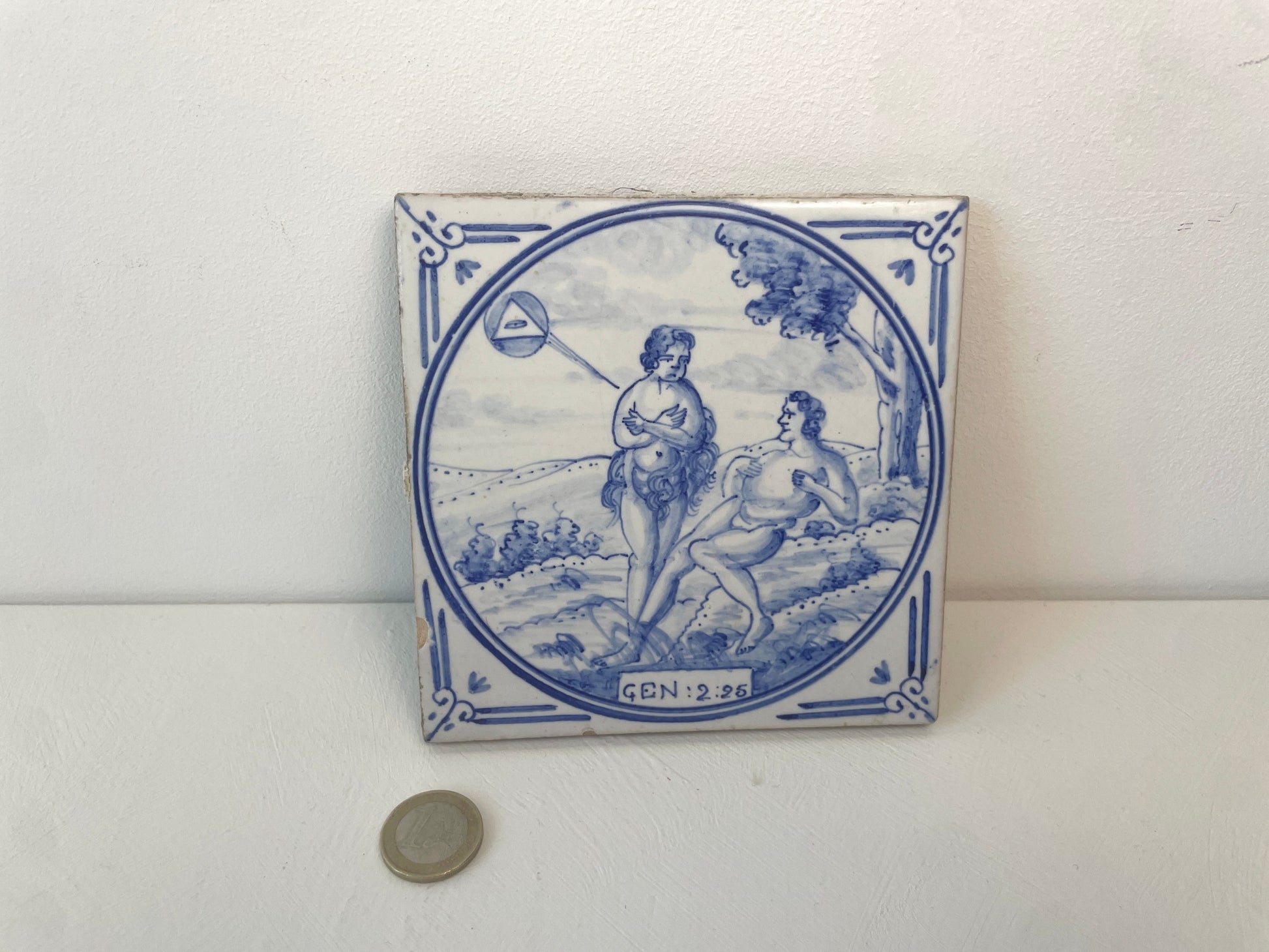 Blauw-witte religieuze tegel met hoekornamenten