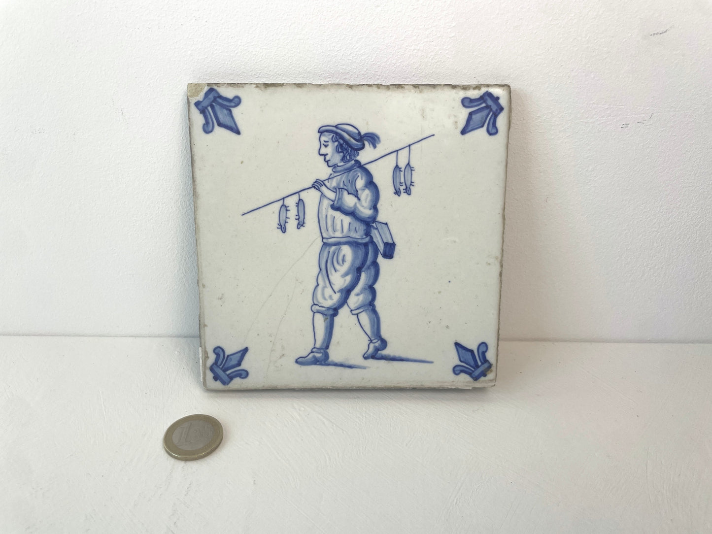 Keramieken tegeltje met handgeschilderde rattenvanger