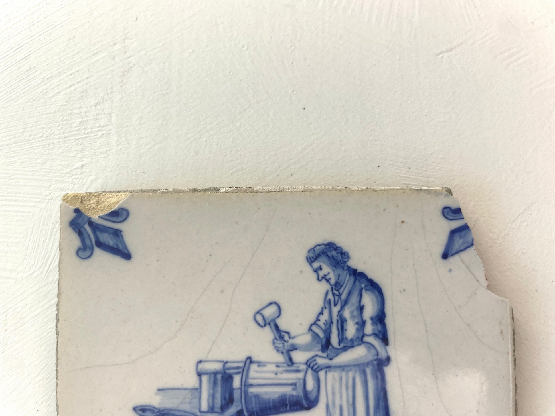 Brocante tegel met ossenkophoeken en werkbanktafereel